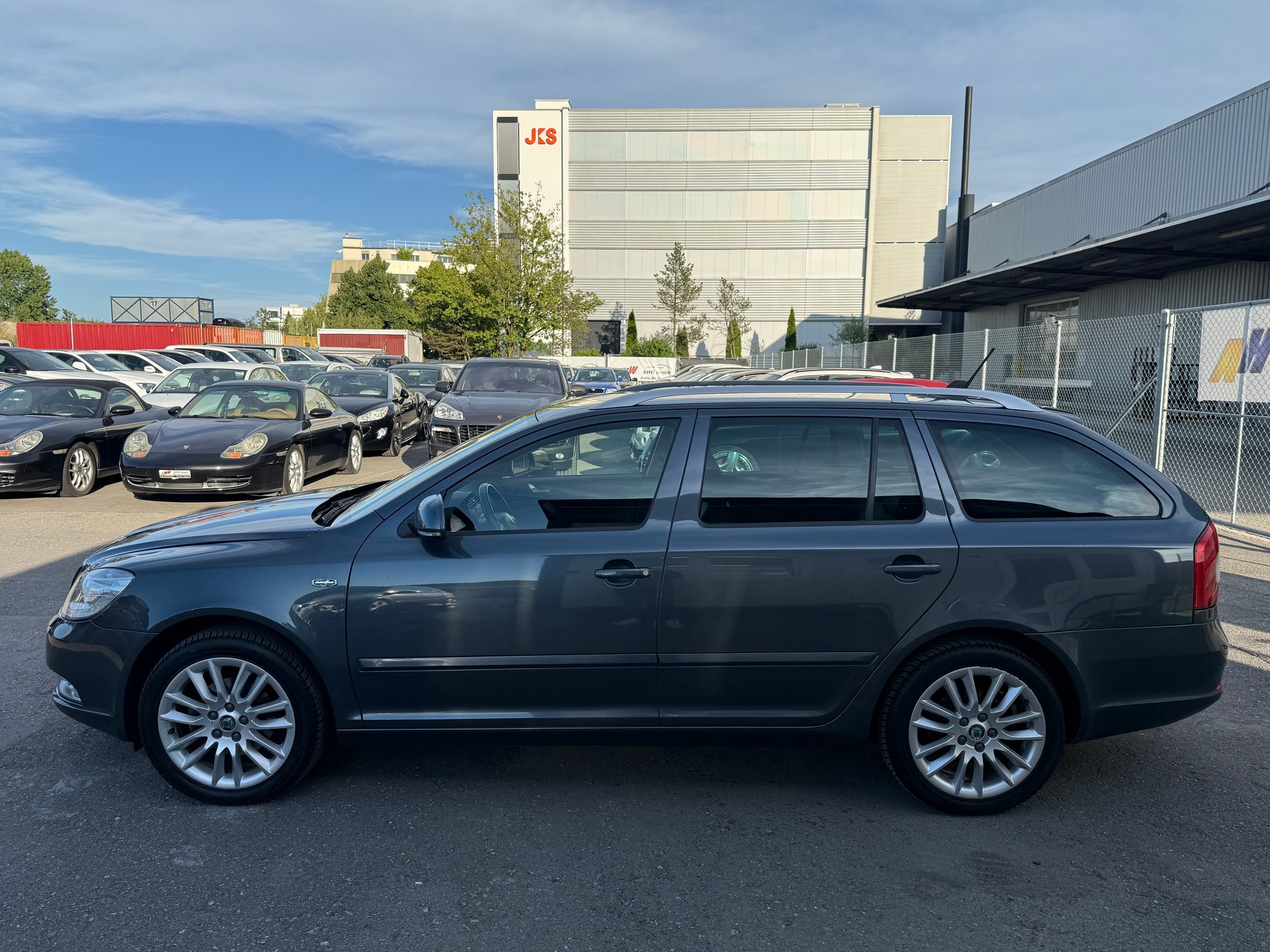 SKODA Octavia Combi 2.0 TDI Laurin & Klement 4x4 DSG / Ab MFK / Zahnriemen ersetzt / AHK 1600kg / Leder/Alcantara / Navi-image-7