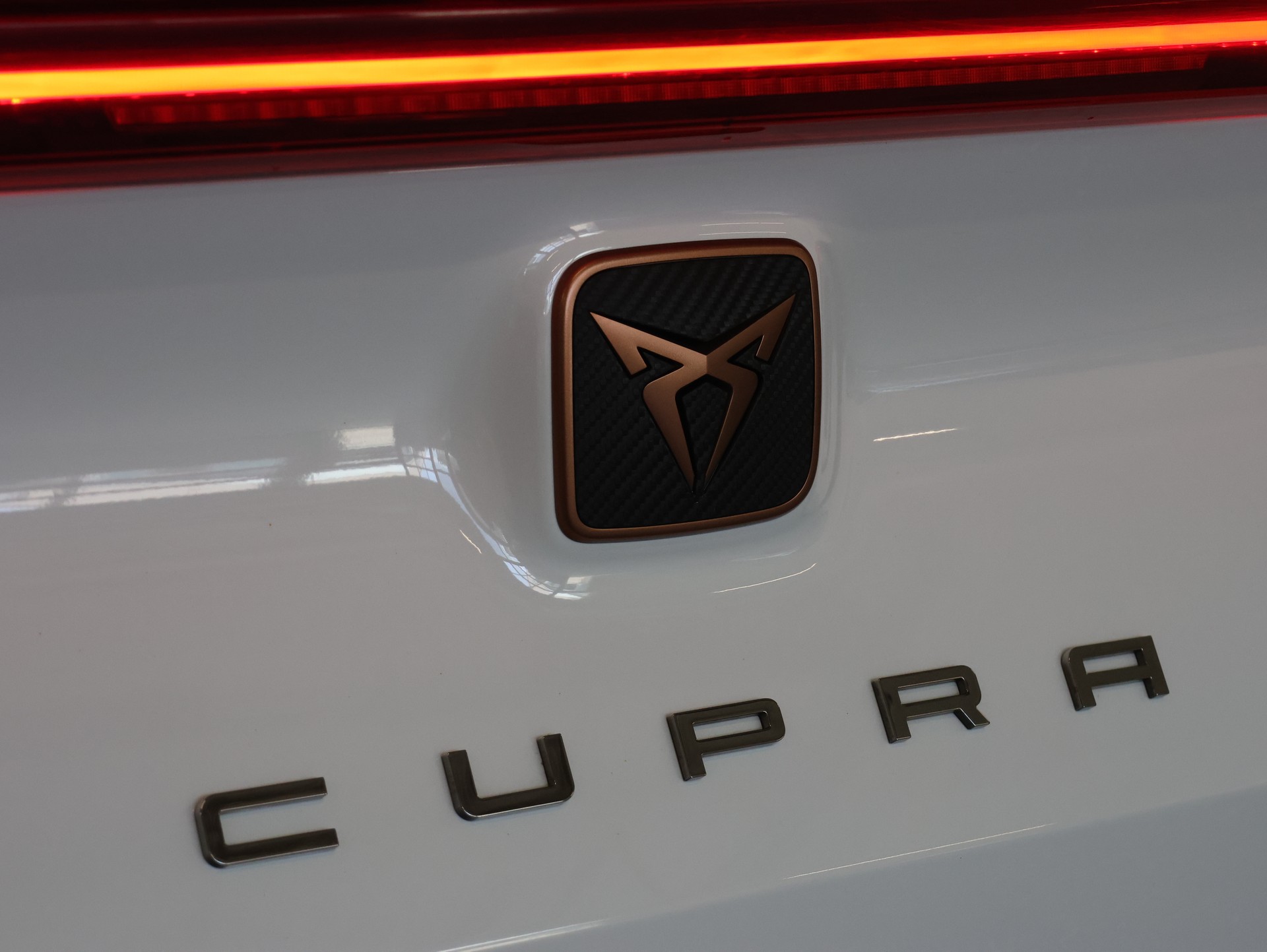 CUPRA Formentor 2.0TSI VZ 4Drive DSG *Rückfahrkamera* *Panoramadach* *Sitzheizung*-image-28