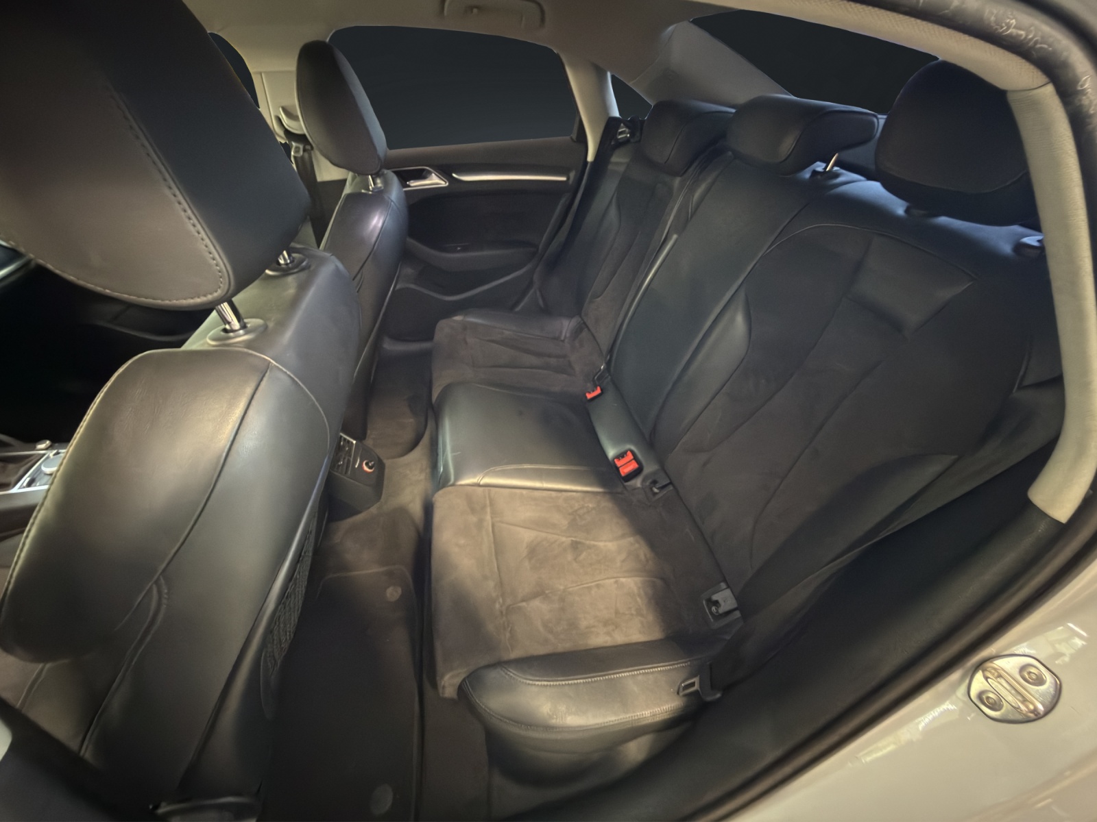 AUDI A3 Limousine 2.0 TDI Ambition-image-11