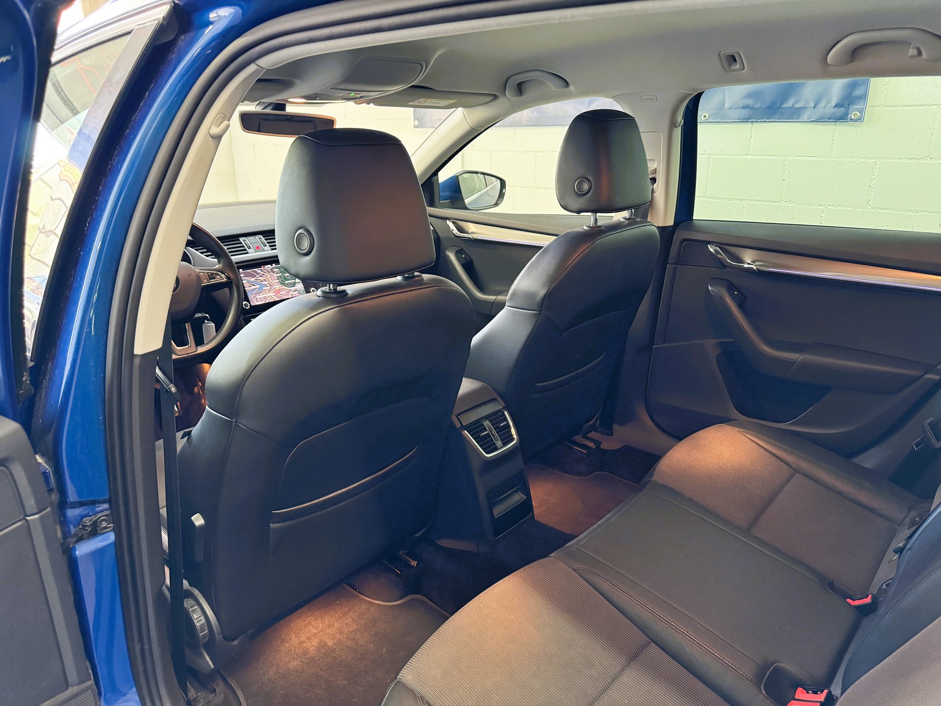 SKODA Octavia Combi 2.0 TDI Style 4x4 DSG-image-8