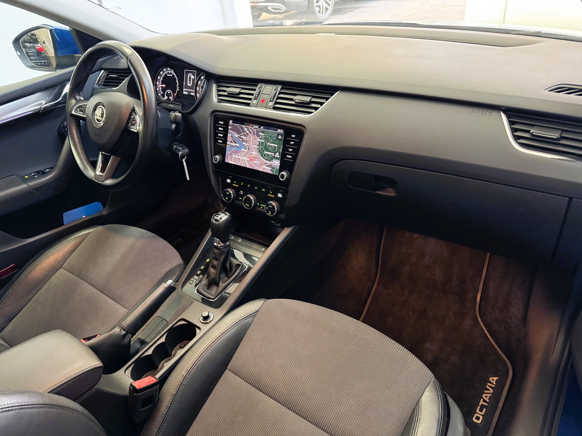 SKODA Octavia Combi 2.0 TDI Style 4x4 DSG-image-9