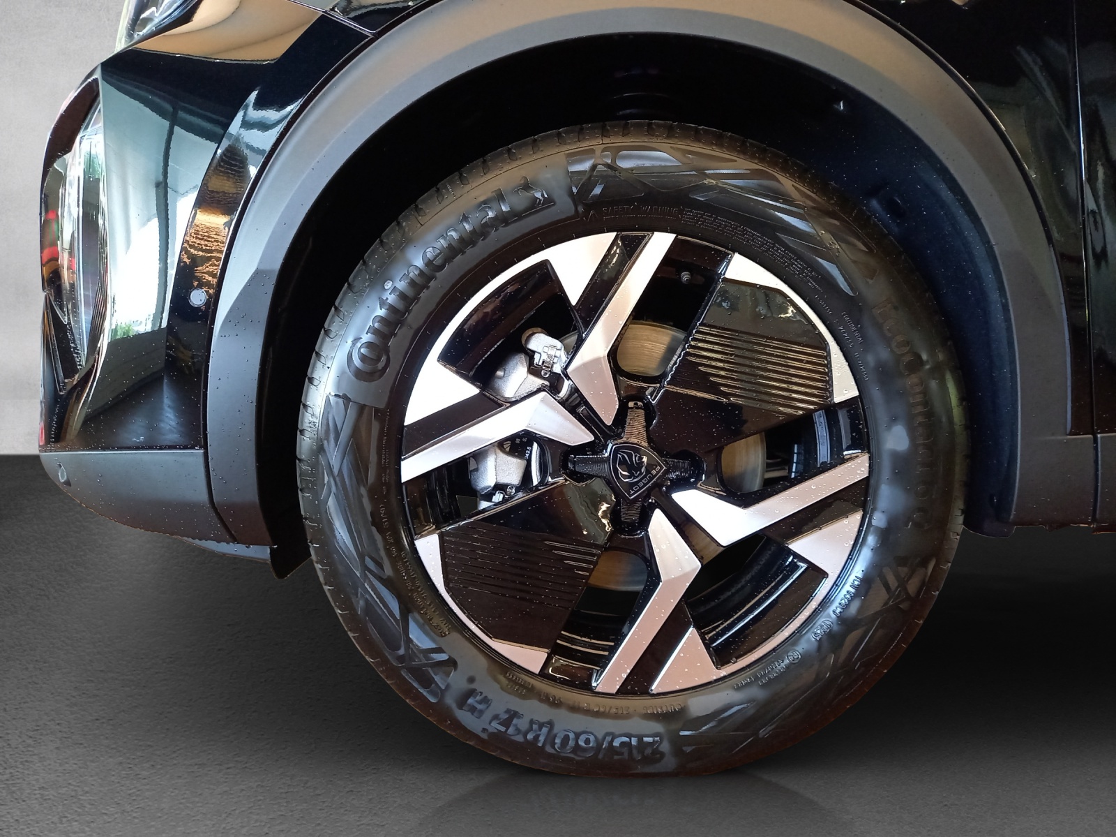 PEUGEOT 2008 1.2 Hybrid Allure Premium-image-15