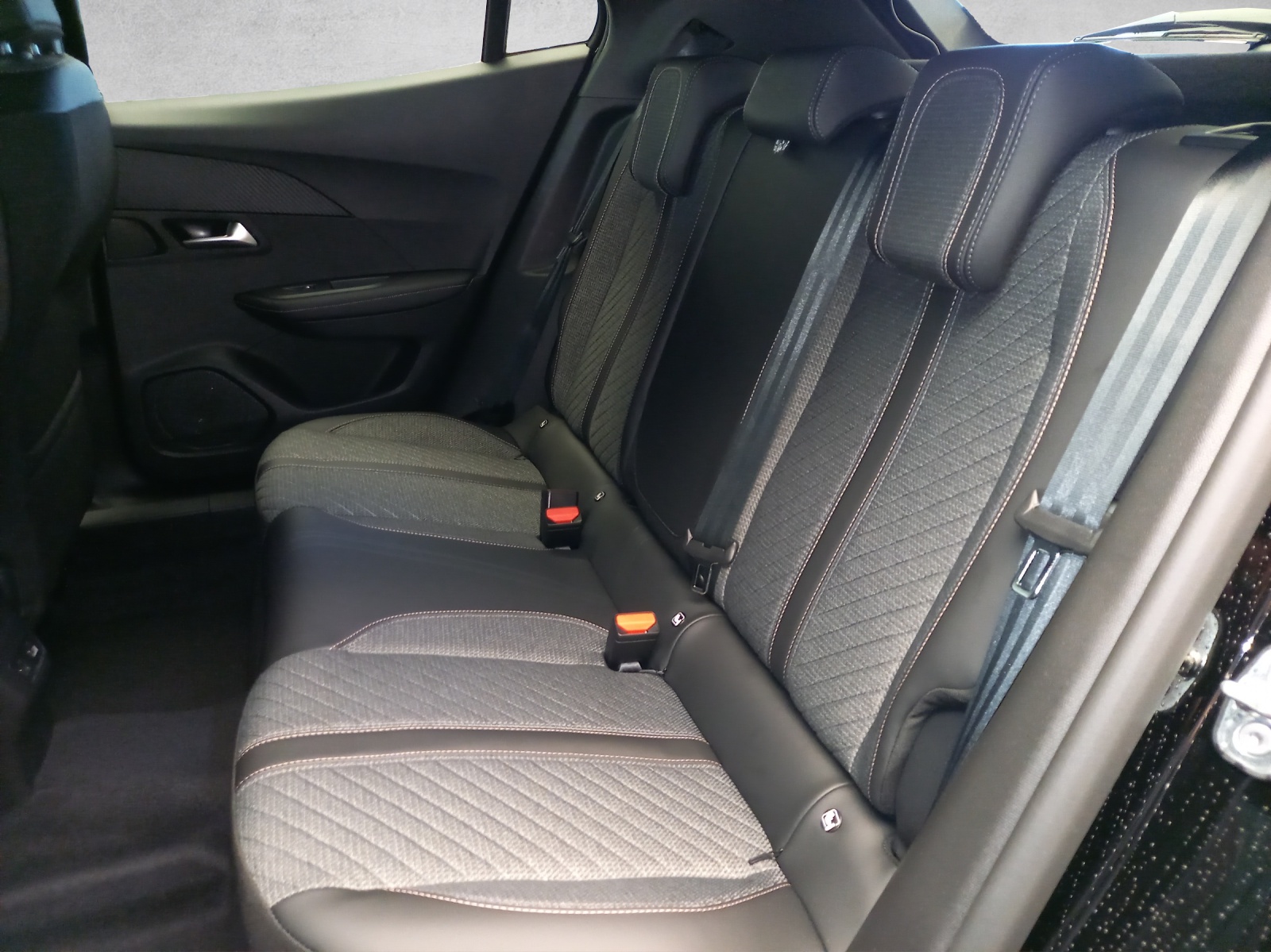 PEUGEOT 2008 1.2 Hybrid Allure Premium-image-11