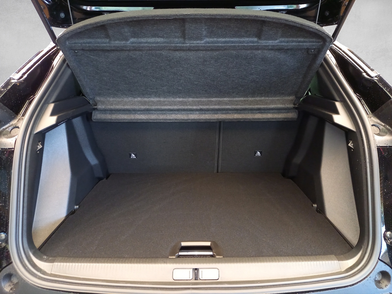 PEUGEOT 2008 1.2 Hybrid Allure Premium-image-12