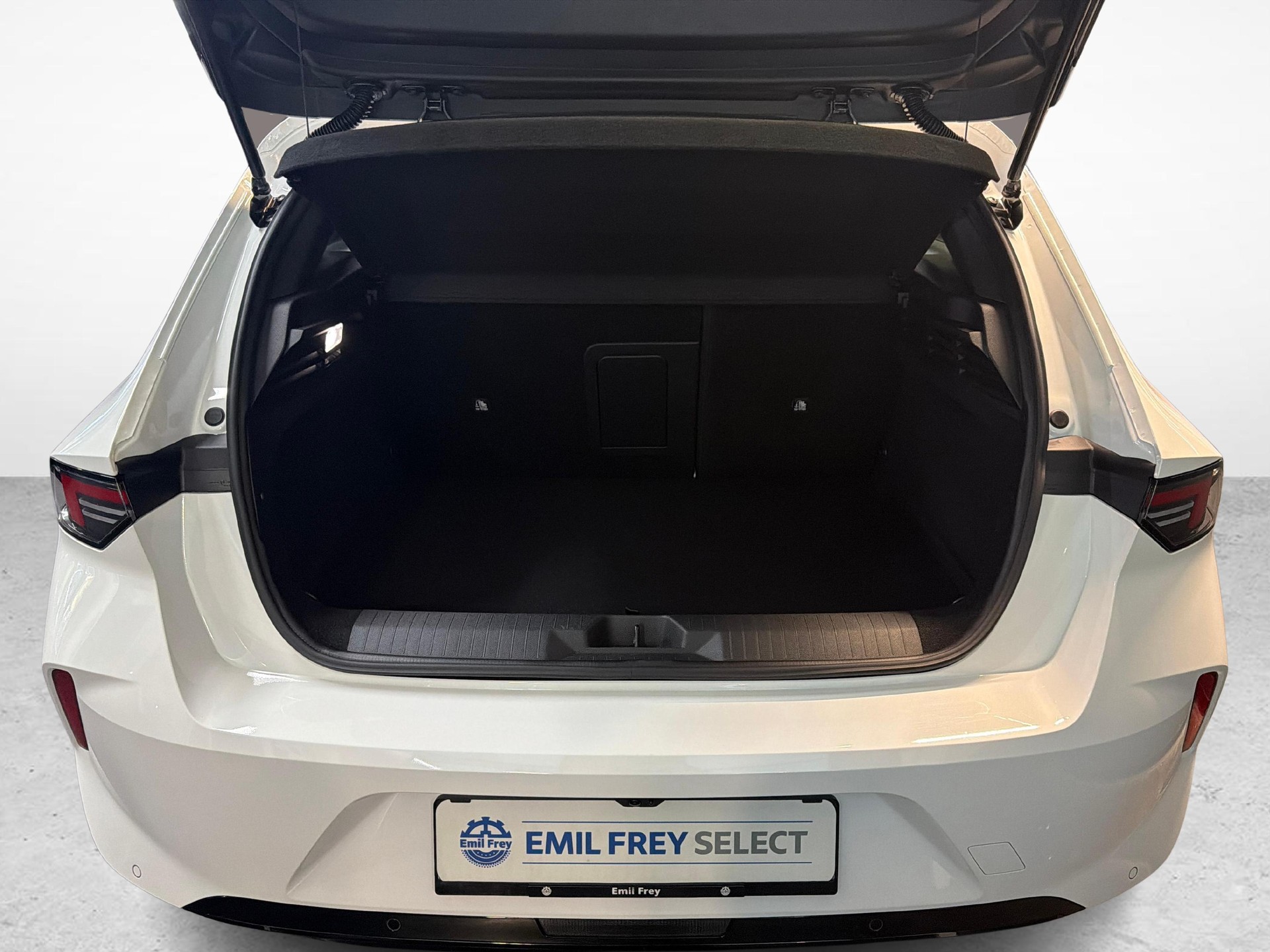 OPEL Astra 1.6 T PHEV 180 Swiss Premium-image-12