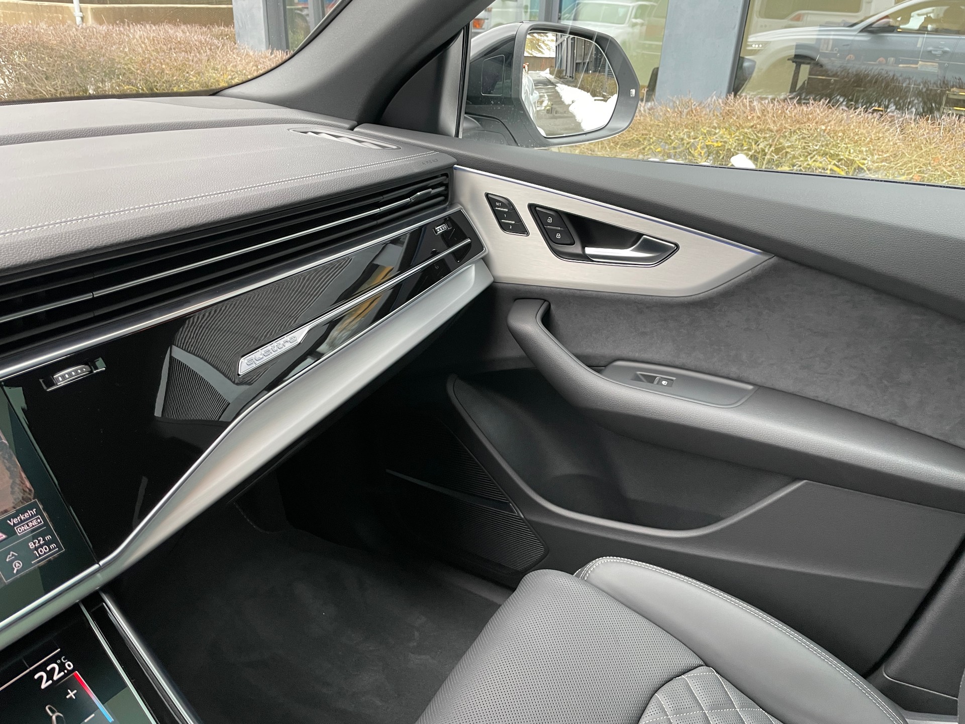 AUDI Q8 60 TFSI e quattro PHEV tiptronic-image-24