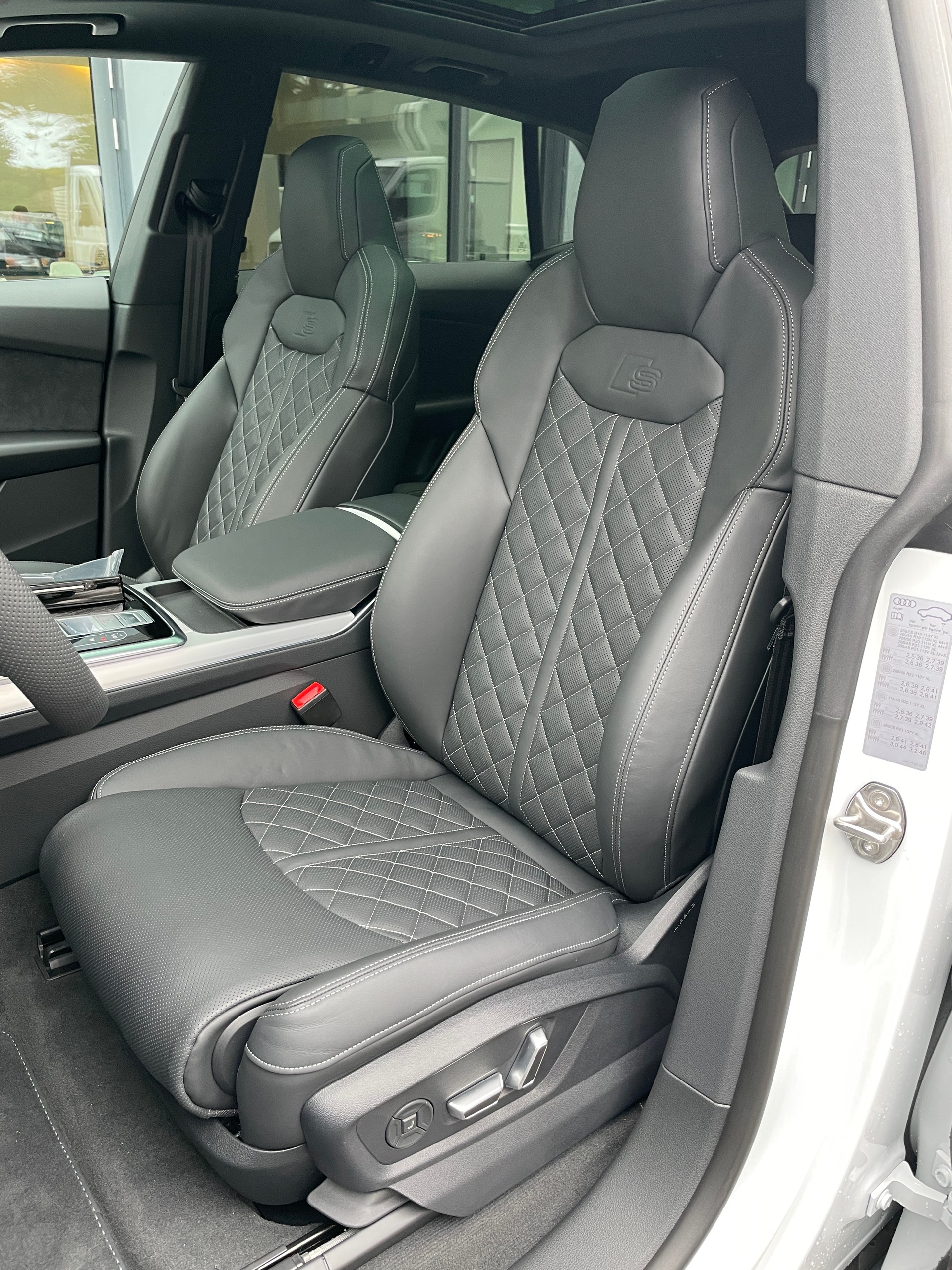 AUDI Q8 60 TFSI e quattro PHEV tiptronic-image-11