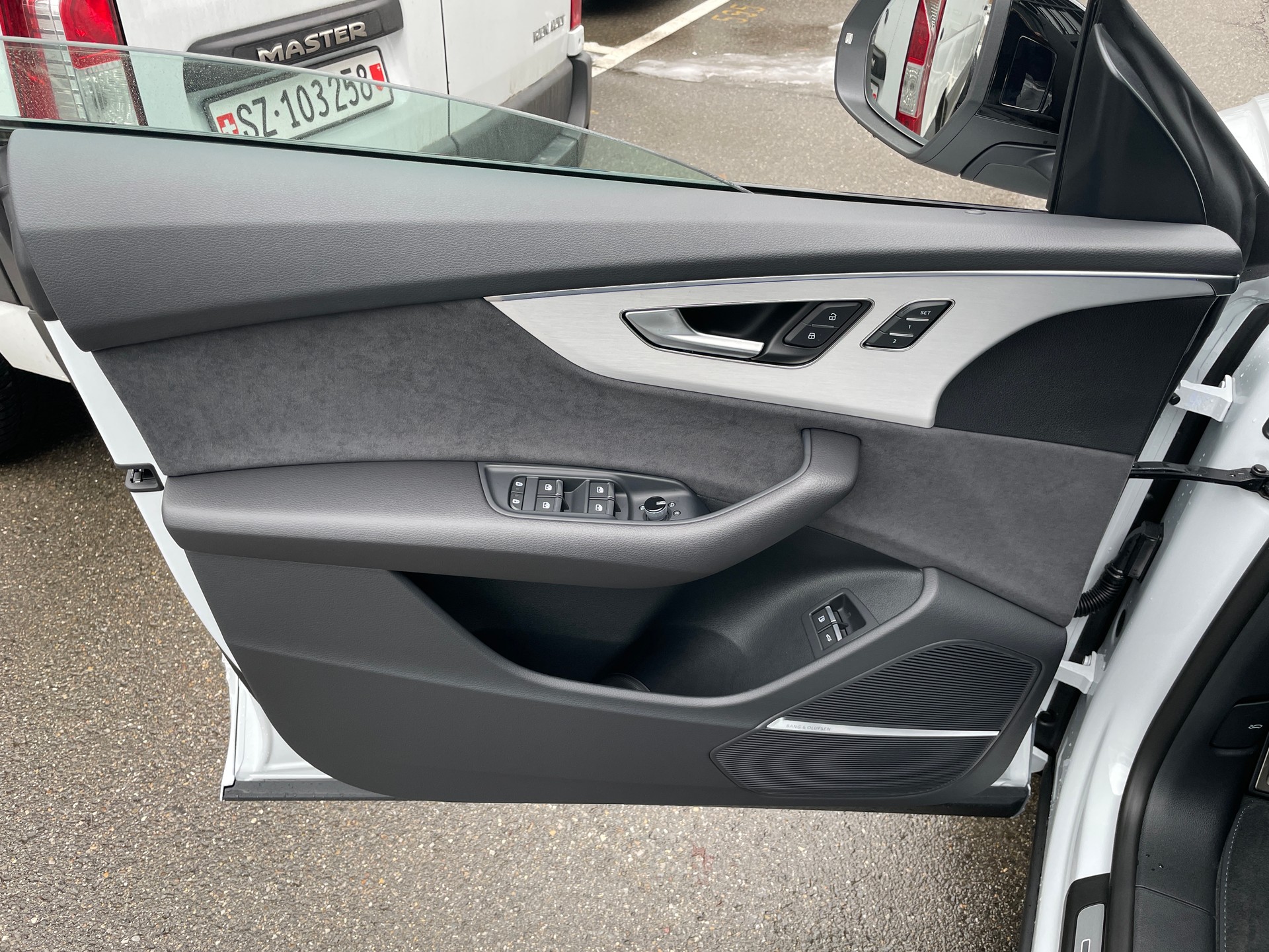 AUDI Q8 60 TFSI e quattro PHEV tiptronic-image-9
