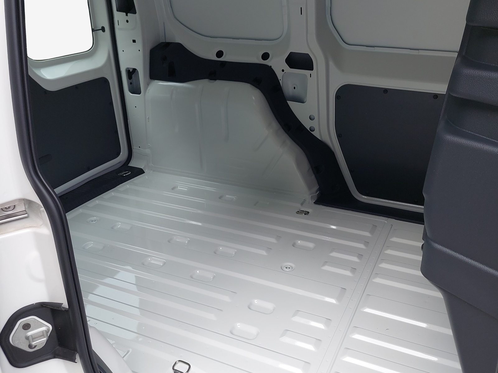 VW Caddy Cargo 2.0TDI 4Motion-image-10