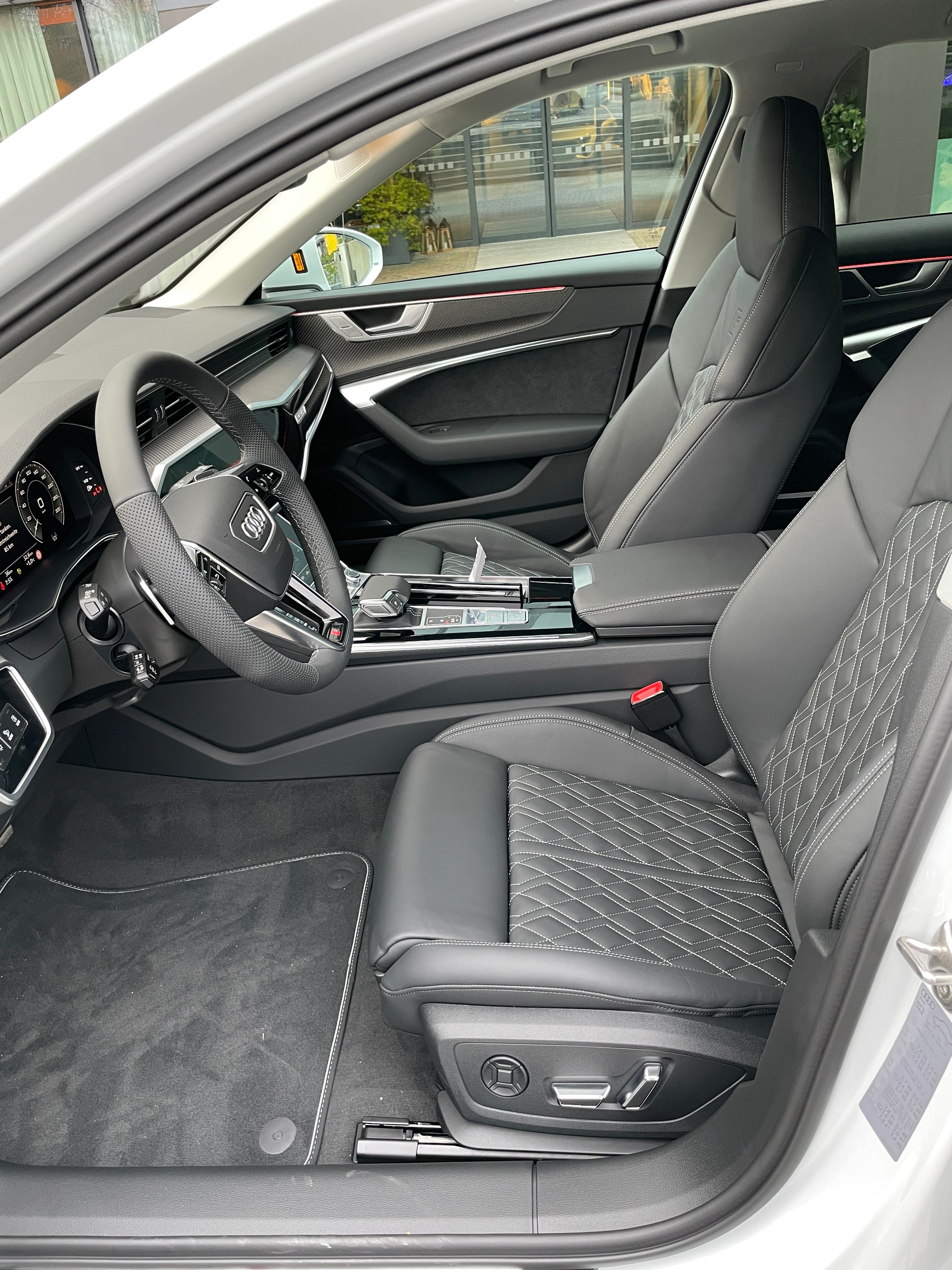AUDI A6 Avant 55 TFSIe Sport quattro S-tronic-image-12