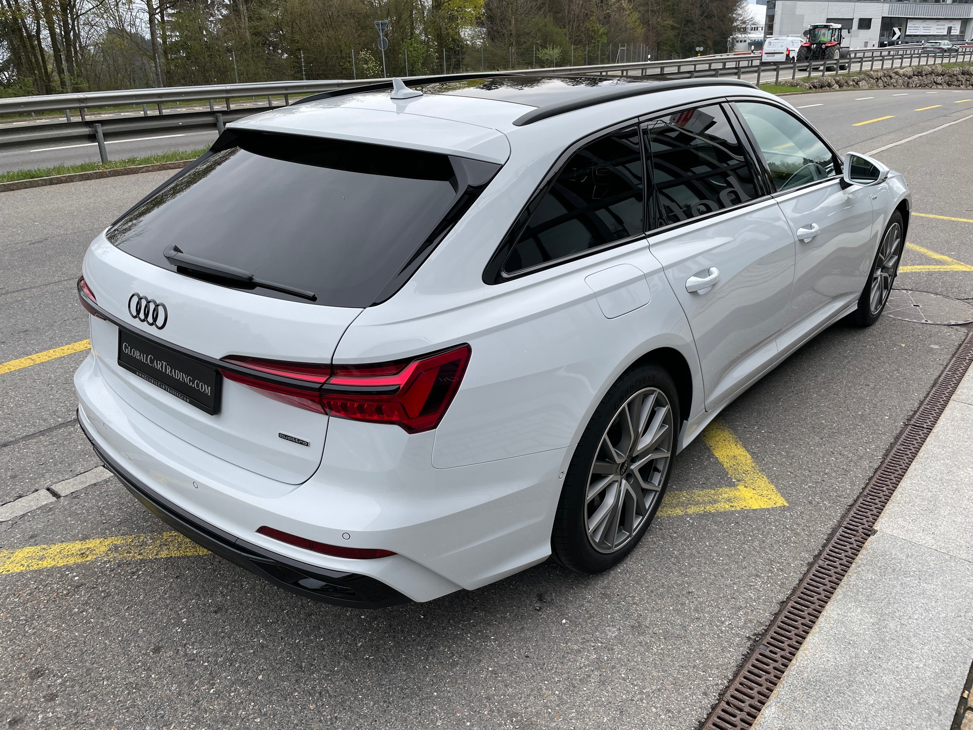 AUDI A6 Avant 55 TFSIe Sport quattro S-tronic-image-4