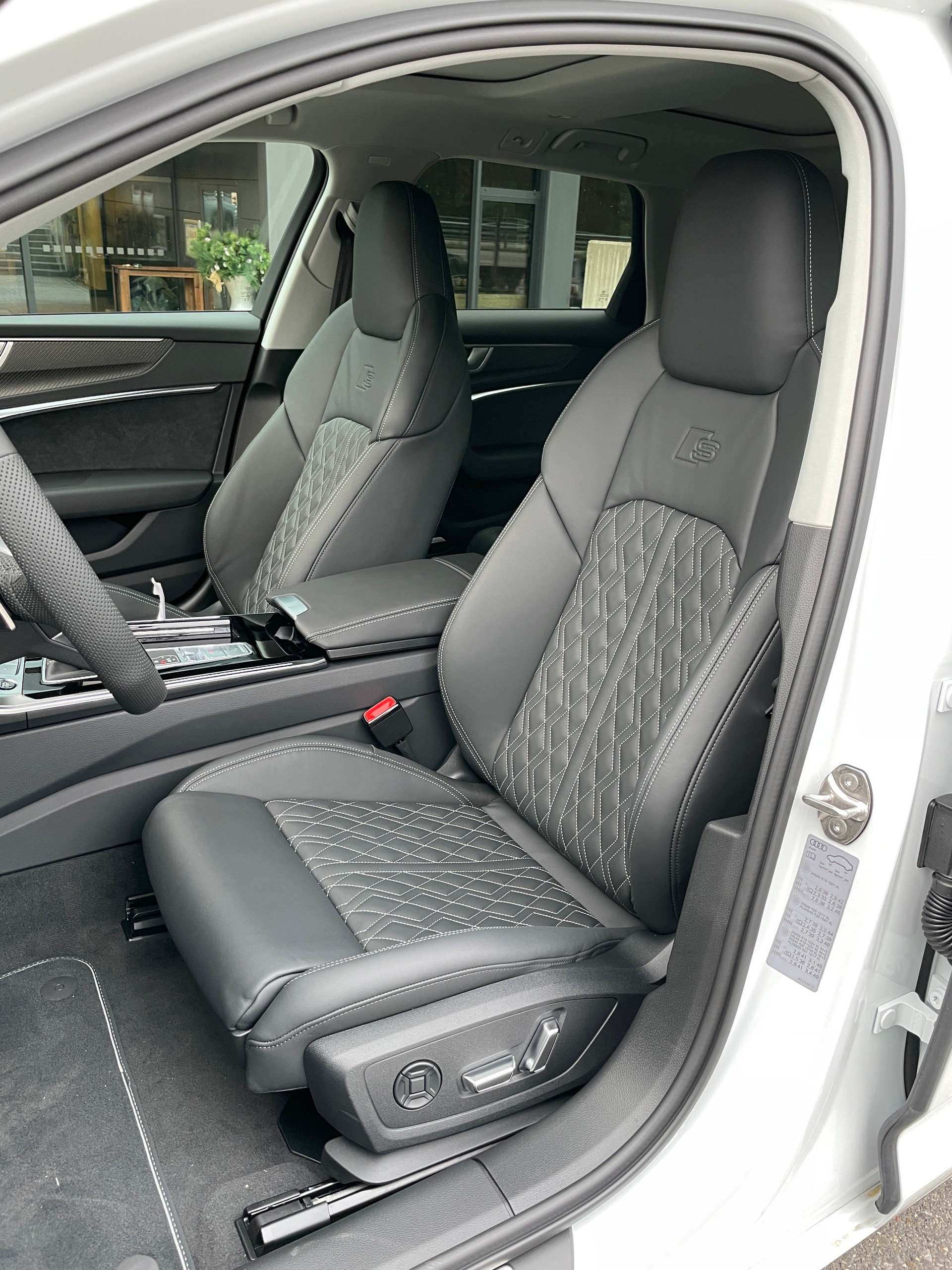 AUDI A6 Avant 55 TFSIe Sport quattro S-tronic-image-13