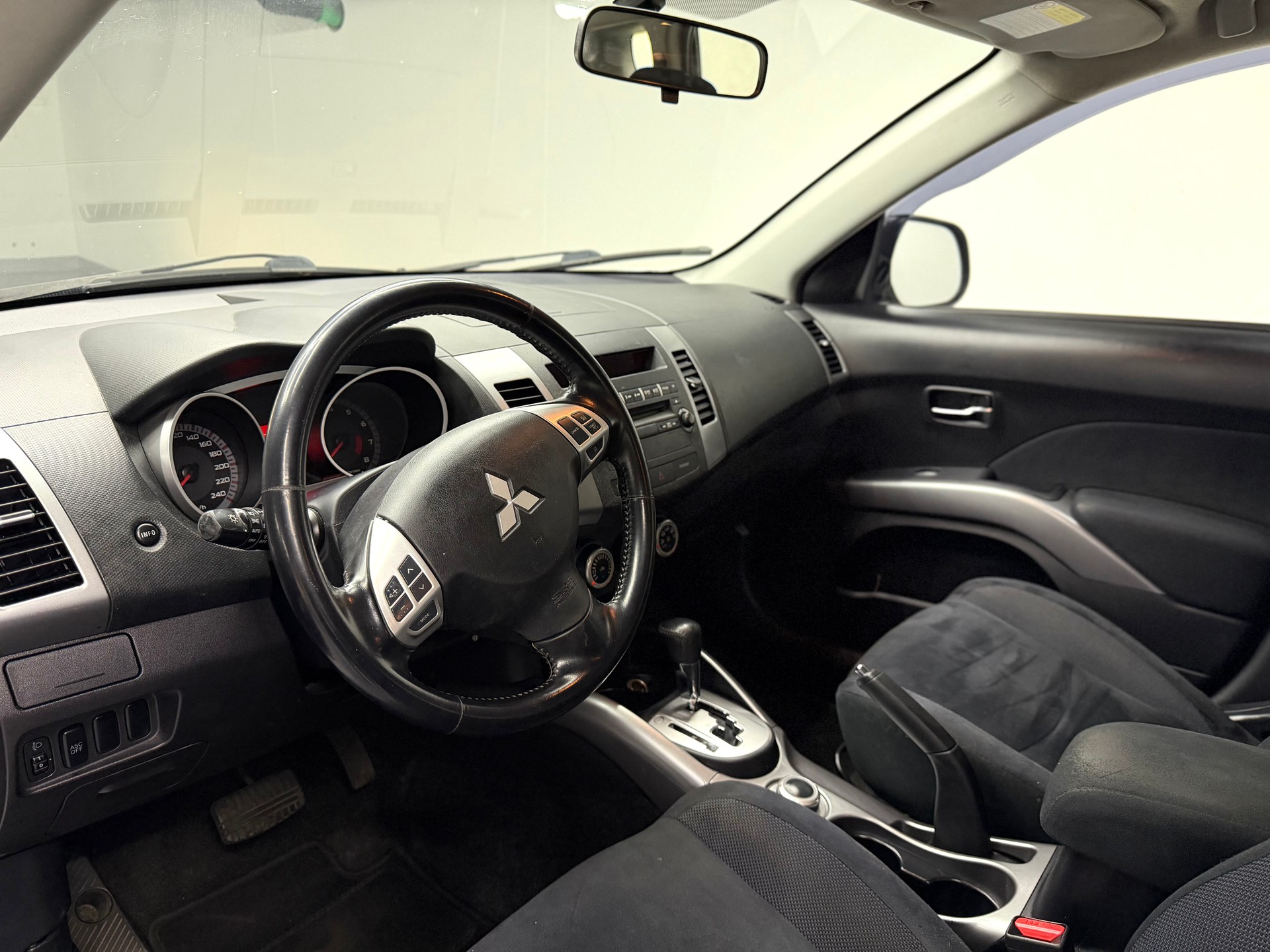 MITSUBISHI Outlander 2.4 Invite 4WD CVT-image-8