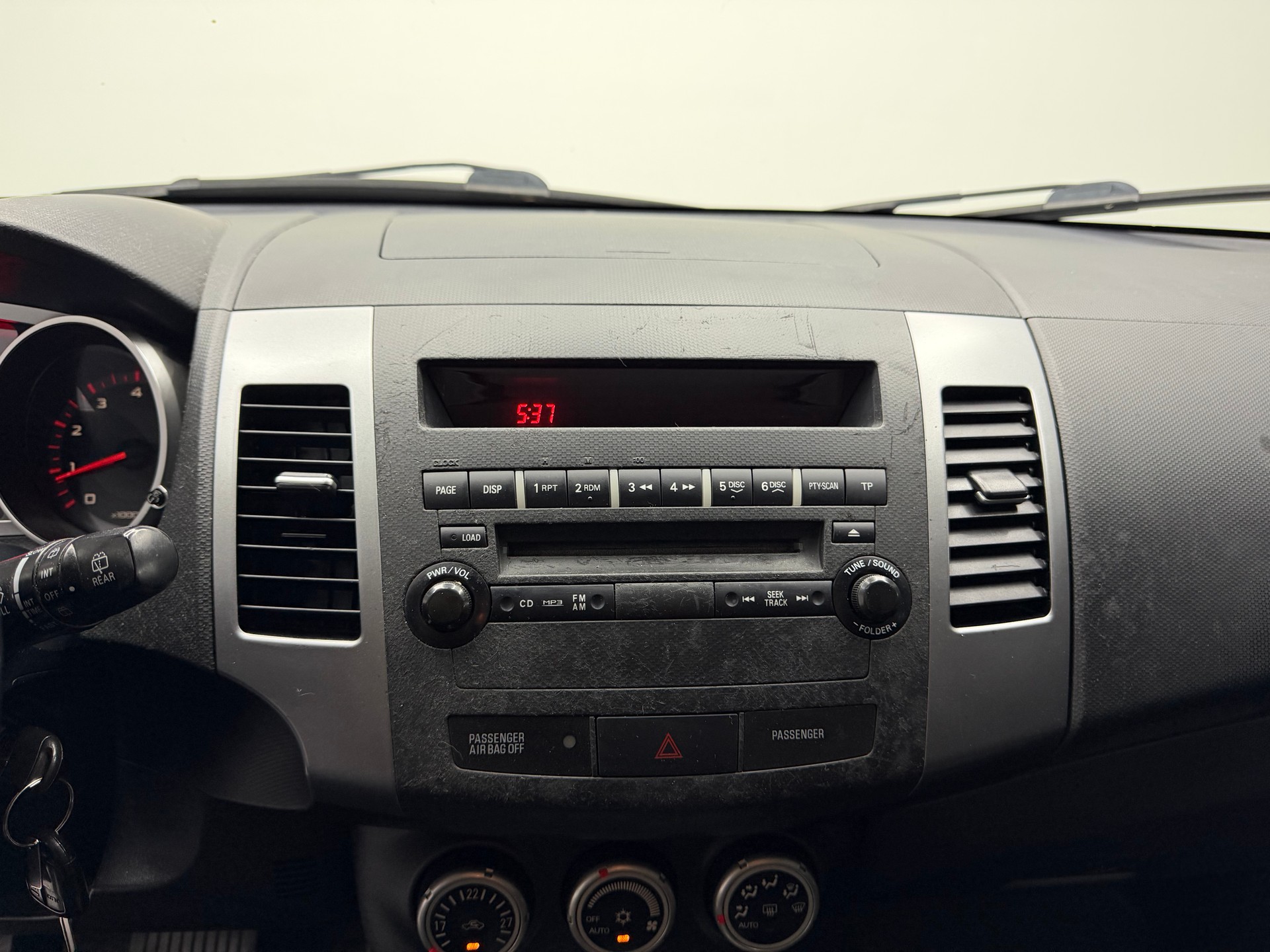MITSUBISHI Outlander 2.4 Invite 4WD CVT-image-15