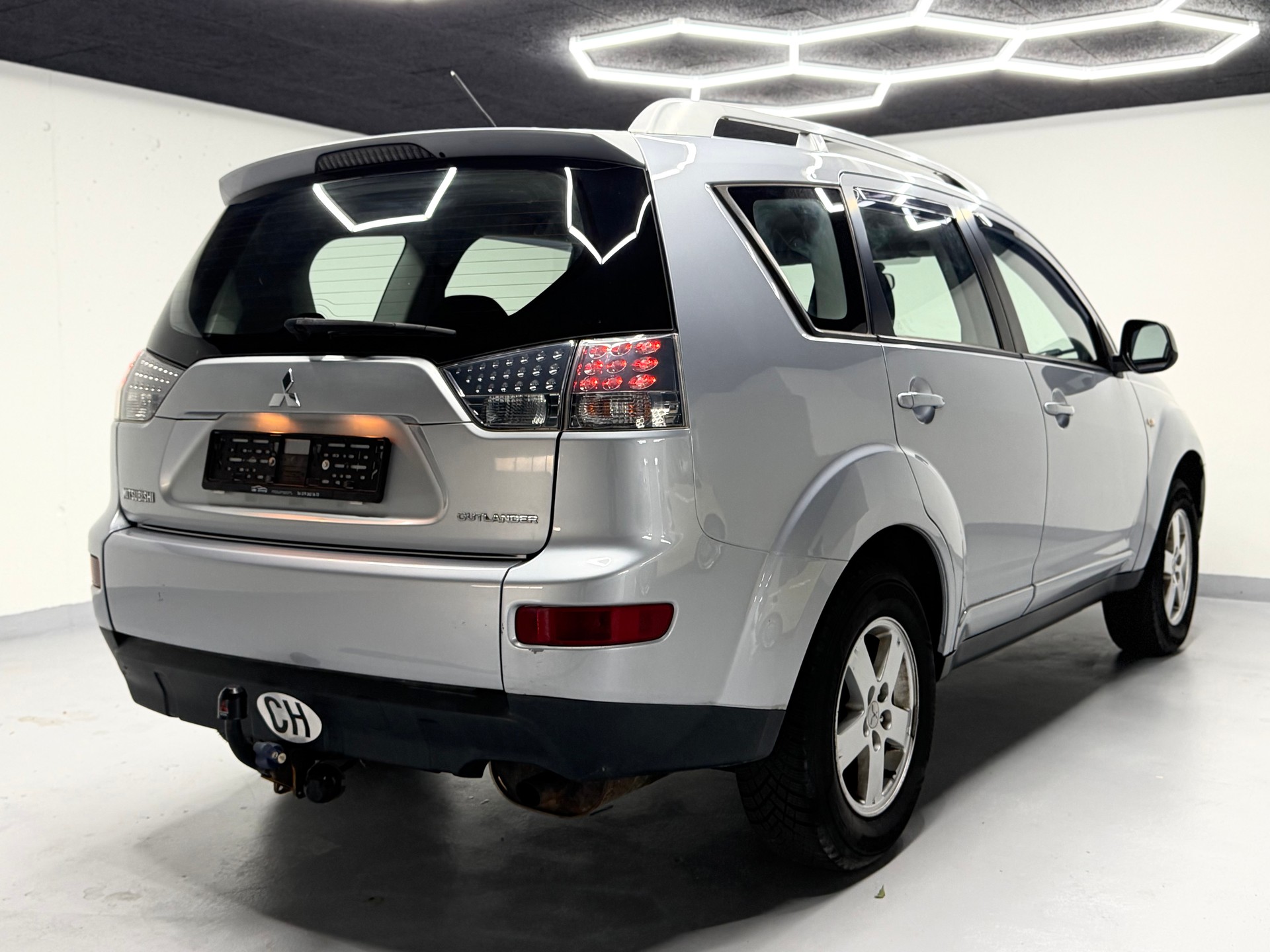 MITSUBISHI Outlander 2.4 Invite 4WD CVT-image-3