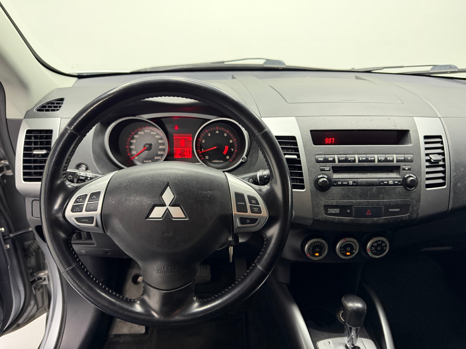 MITSUBISHI Outlander 2.4 Invite 4WD CVT-image-14
