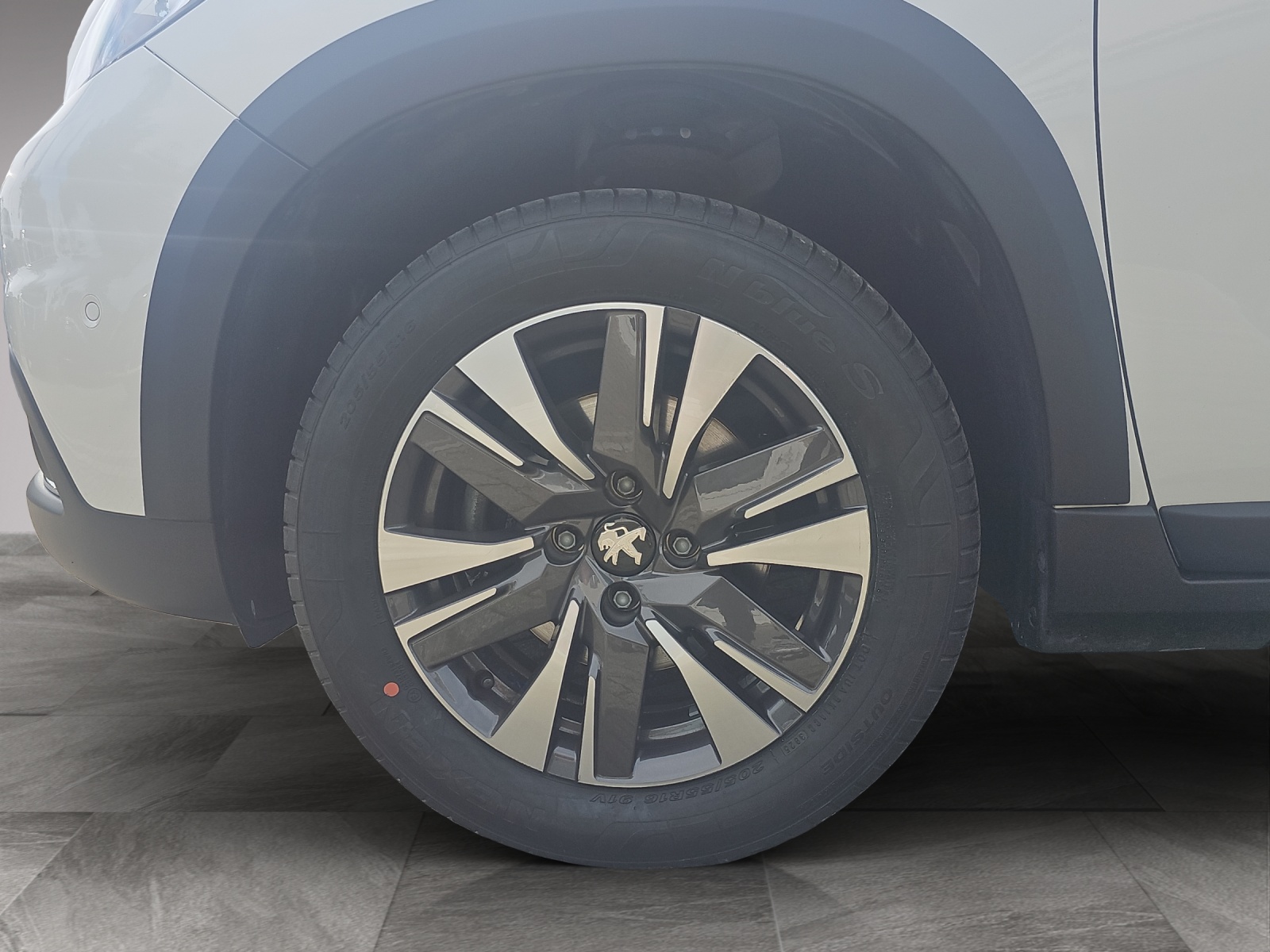 PEUGEOT 2008 1.2 PureTech 110 Allure S/S-image-8