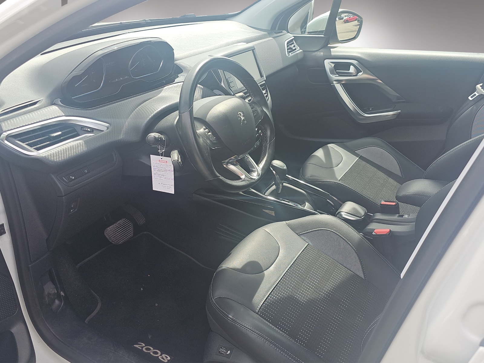PEUGEOT 2008 1.2 PureTech 110 Allure S/S-image-5