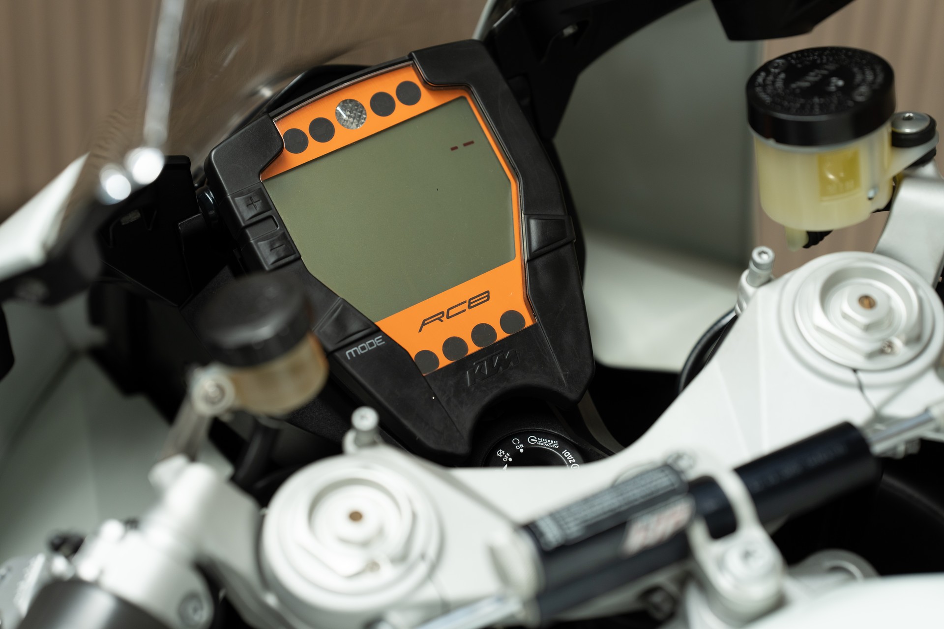 KTM 1190 RC8-showroom-element-2