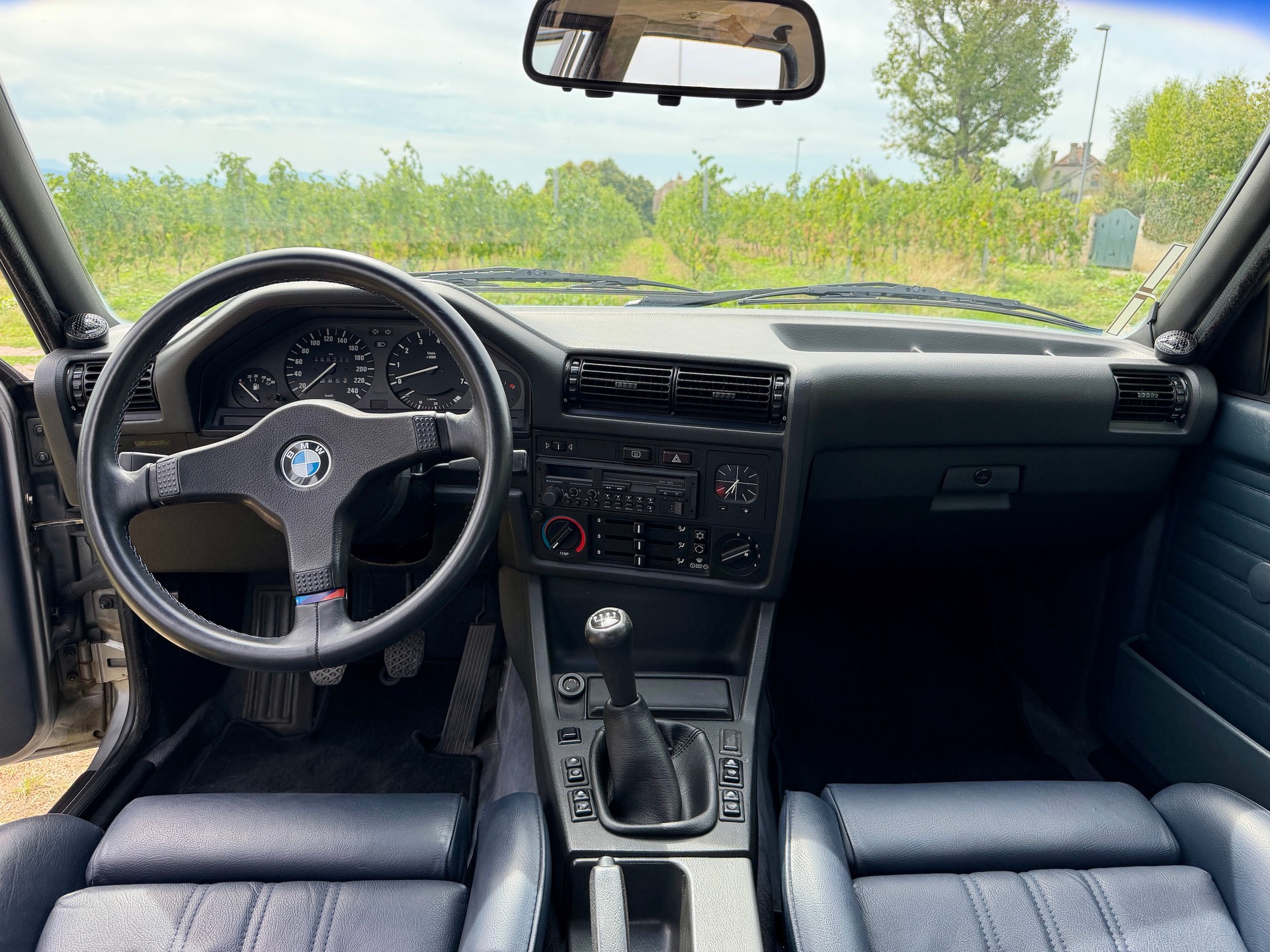 BMW 325iX-image-9