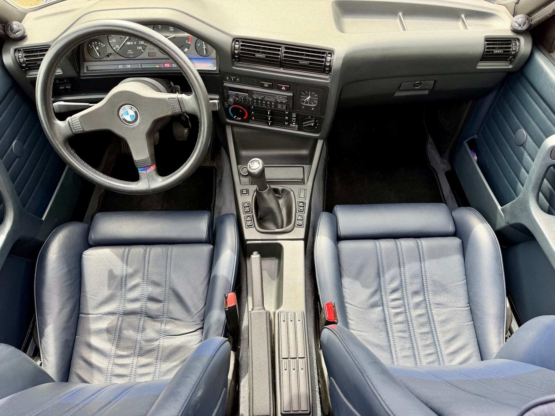 BMW 325iX-image-10