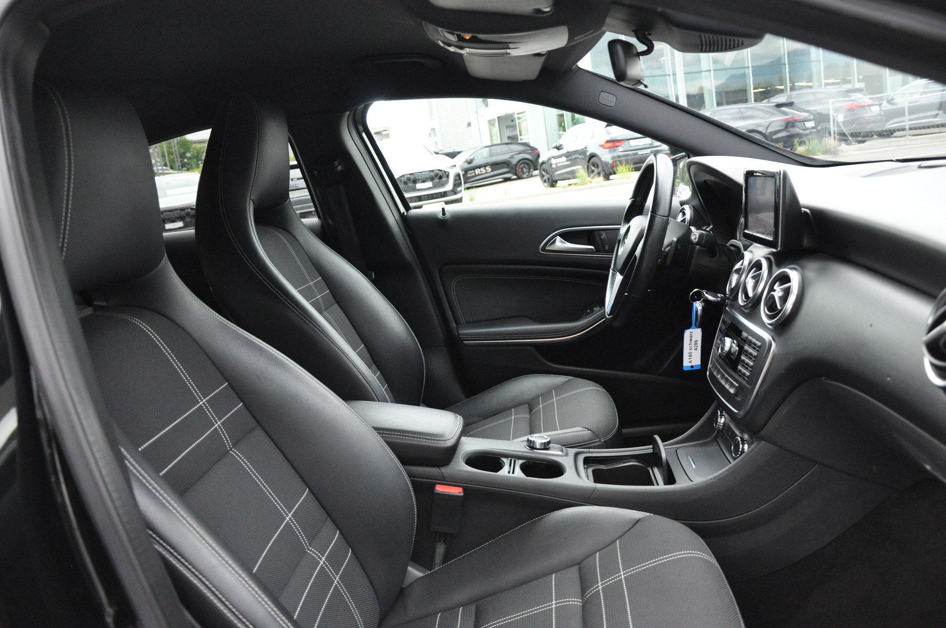 MERCEDES-BENZ A 180 Urban 7G-DCT-image-16