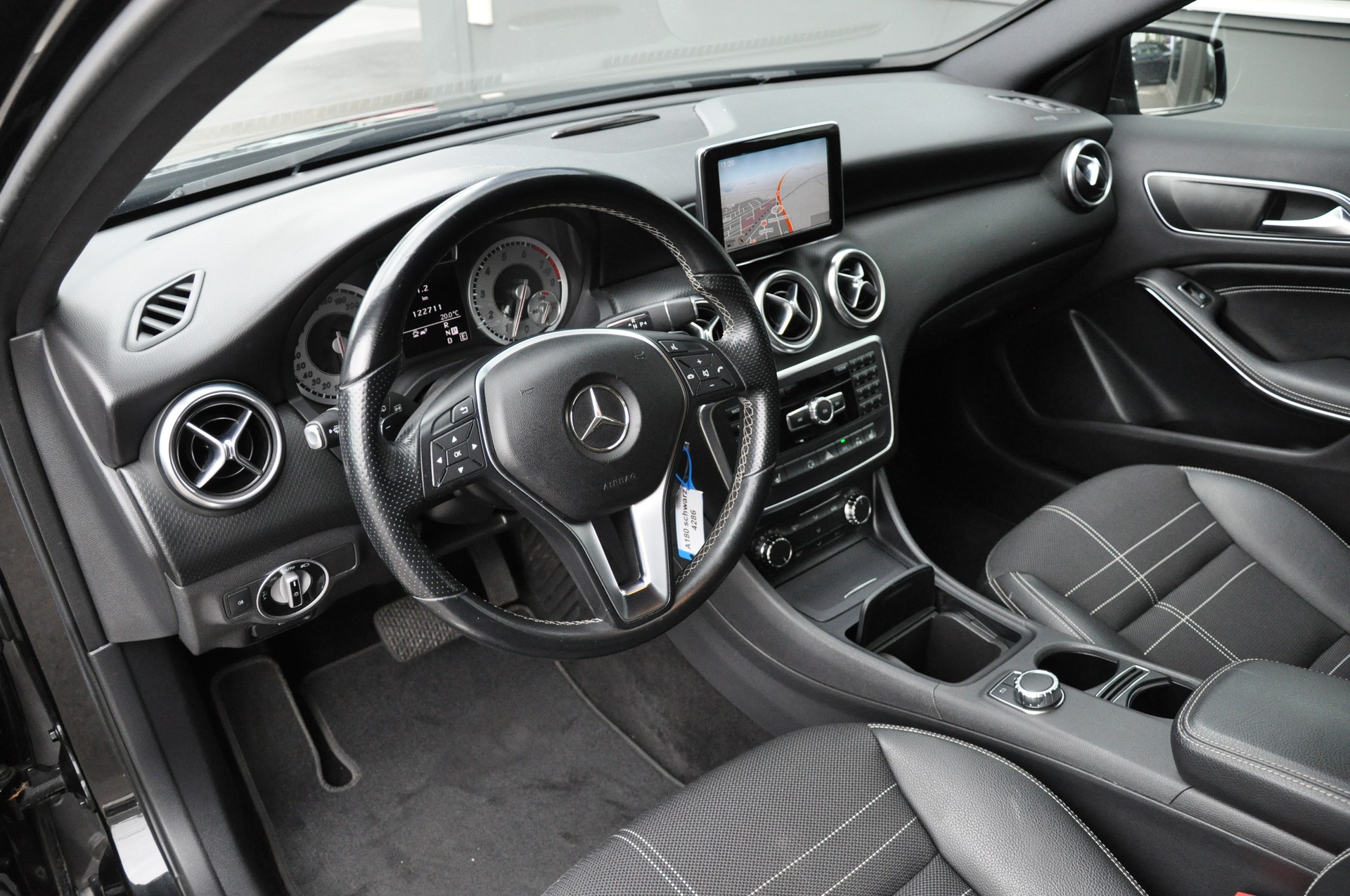 MERCEDES-BENZ A 180 Urban 7G-DCT-image-12