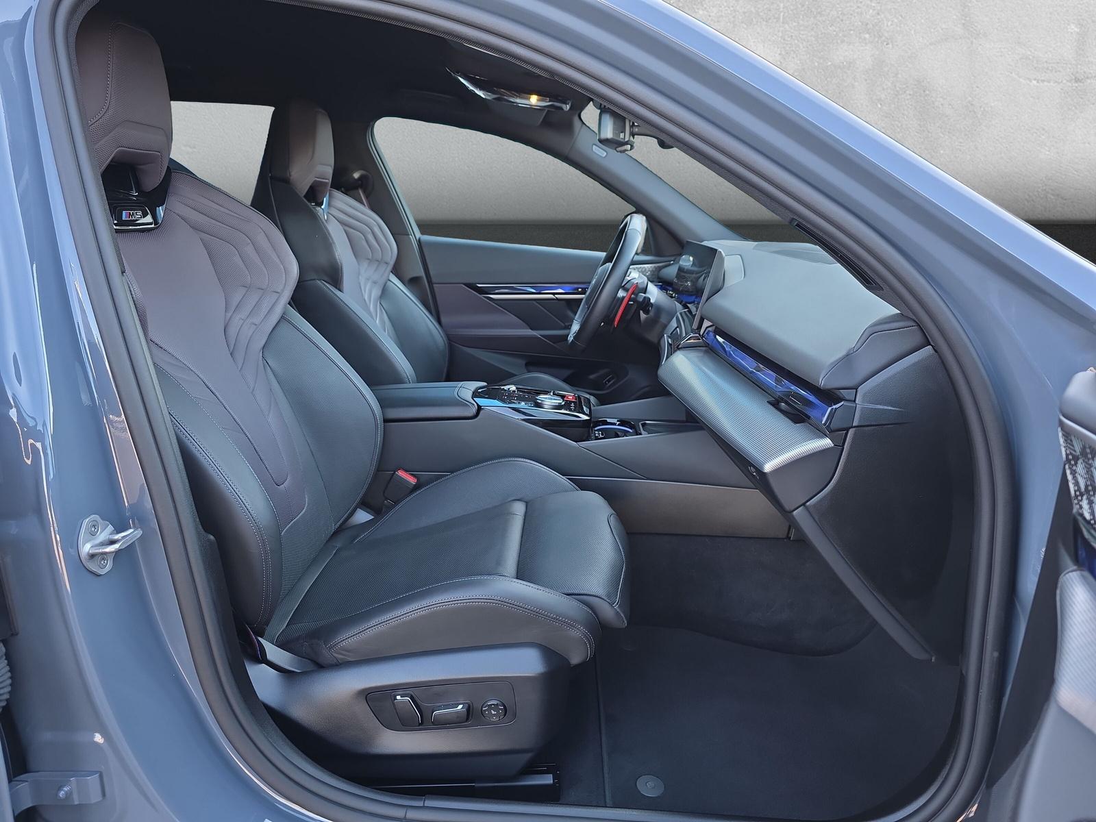 BMW M5 xDrive Touring (CH) * Individual Storm Bay *-image-10