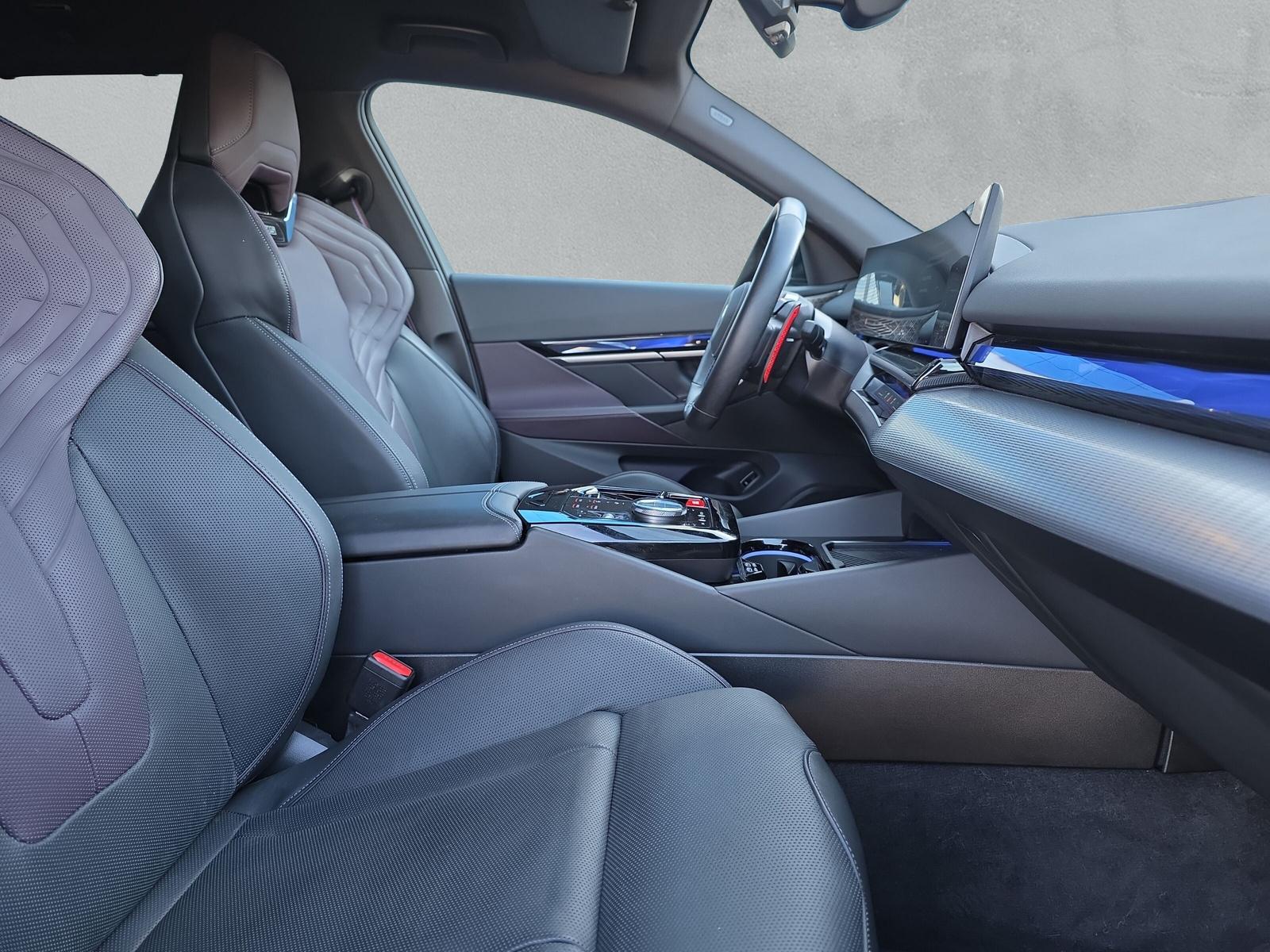 BMW M5 xDrive Touring (CH) * Individual Storm Bay *-image-12