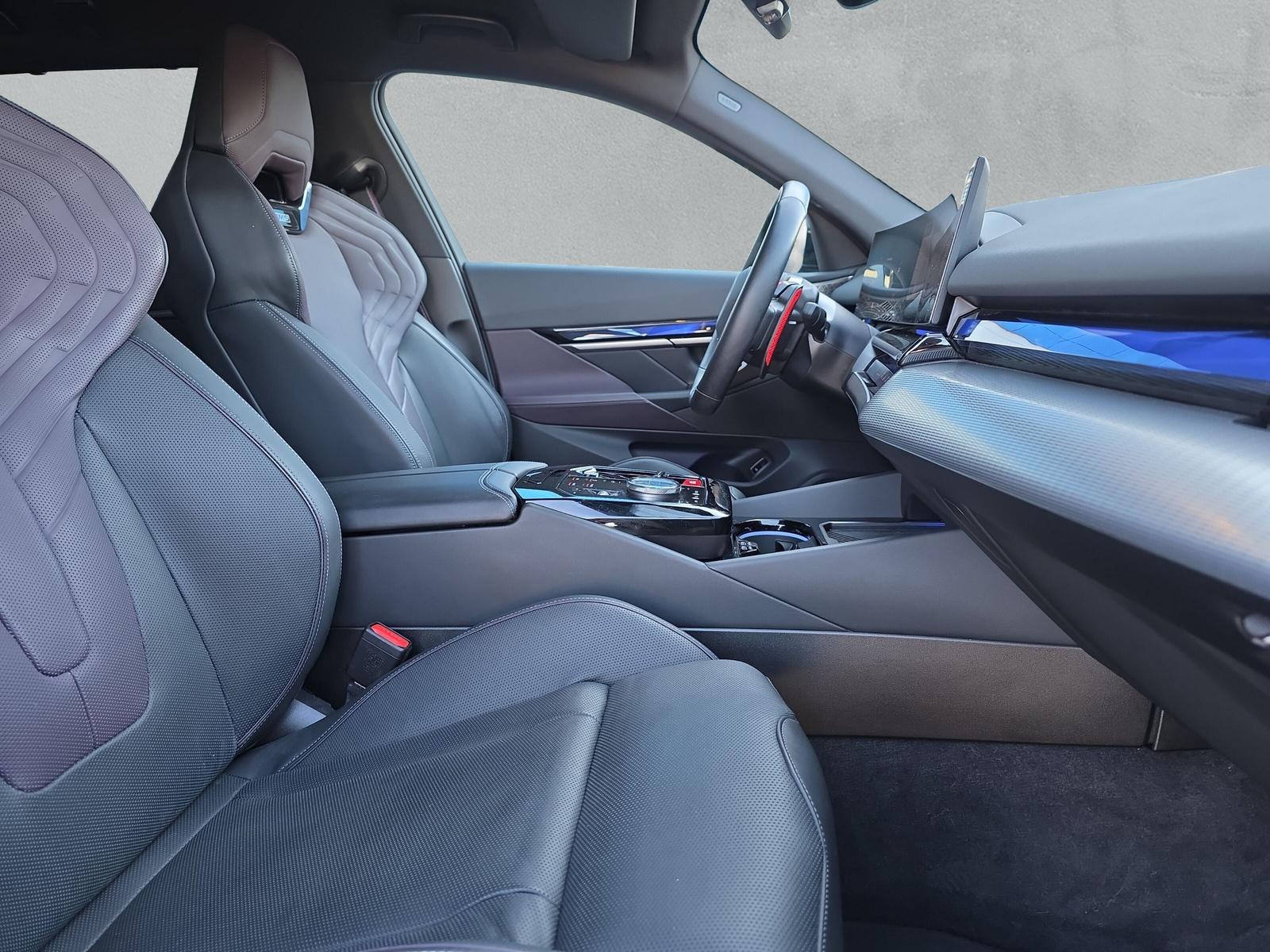 BMW M5 xDrive Touring (CH) * Individual Storm Bay *-image-13