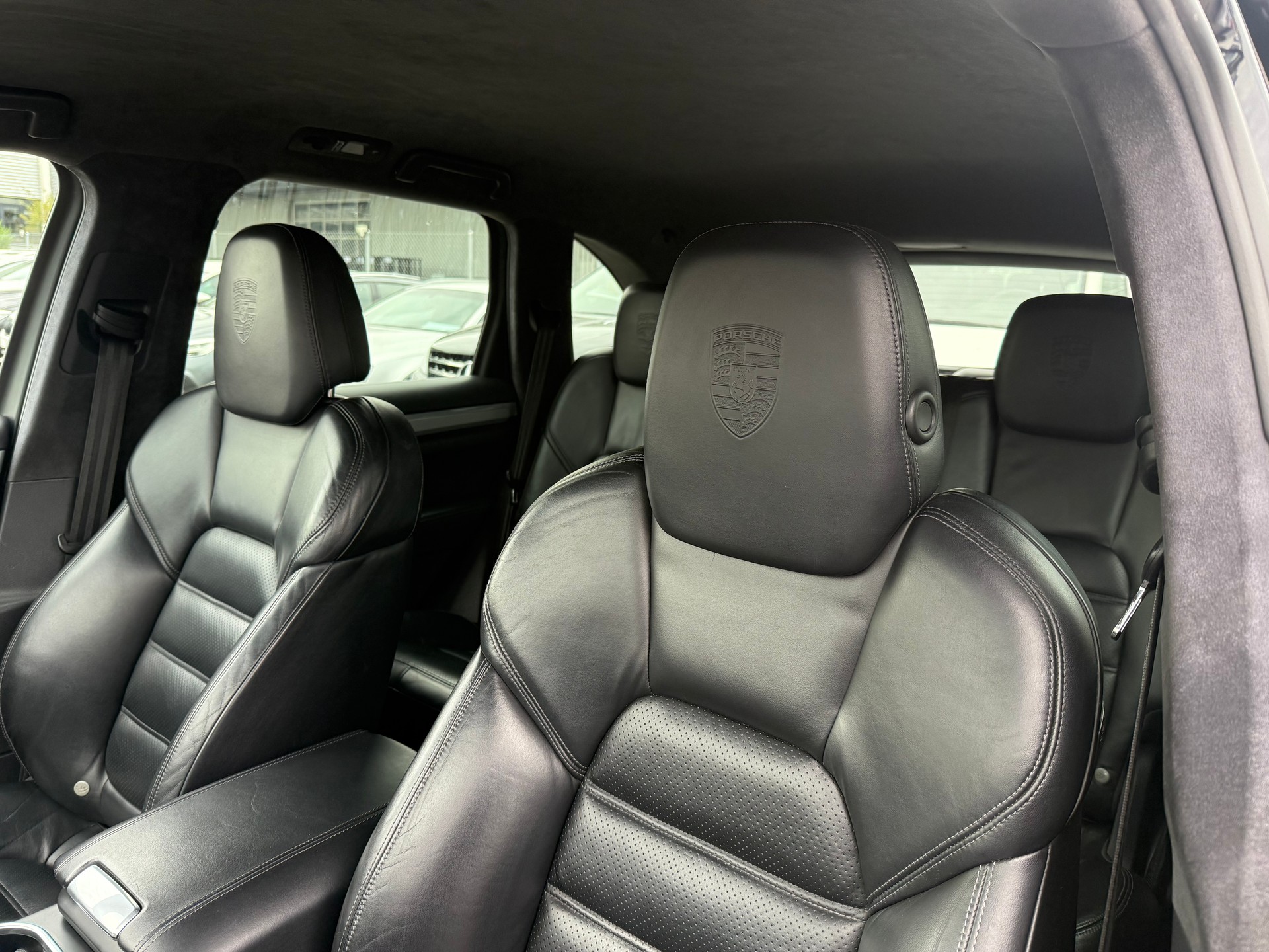 PORSCHE Cayenne Turbo / Frisch ab MFK & Service / Keramik Bremsen / Sportplus Felgen / Rückfahrkamera / BOSE Soundsystem-image-12