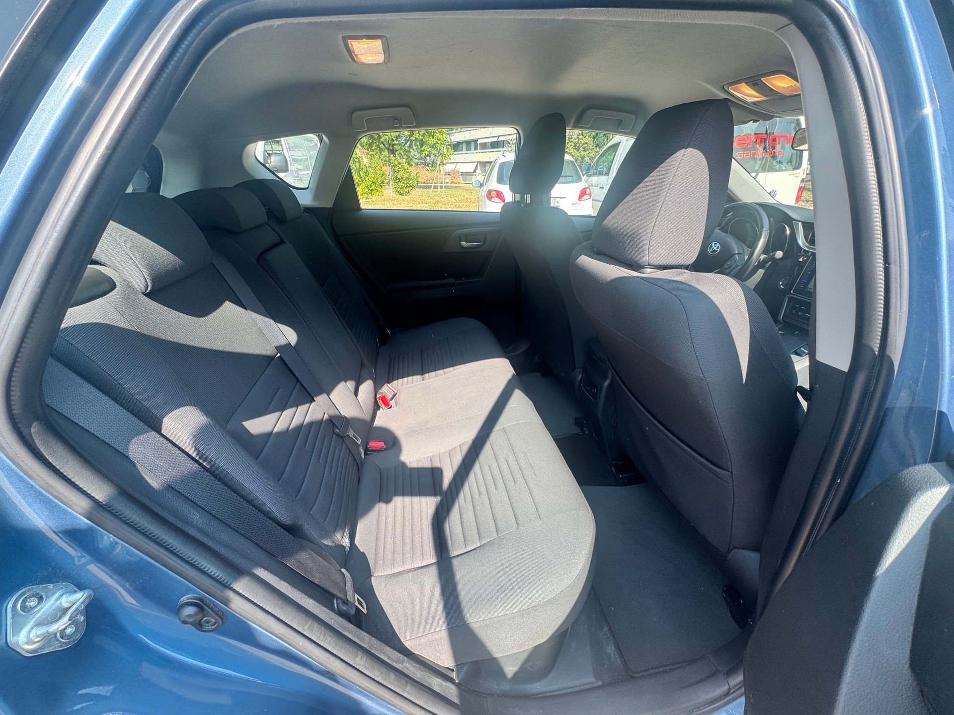TOYOTA Auris 1.8 HSD Style e-CVT-image-12