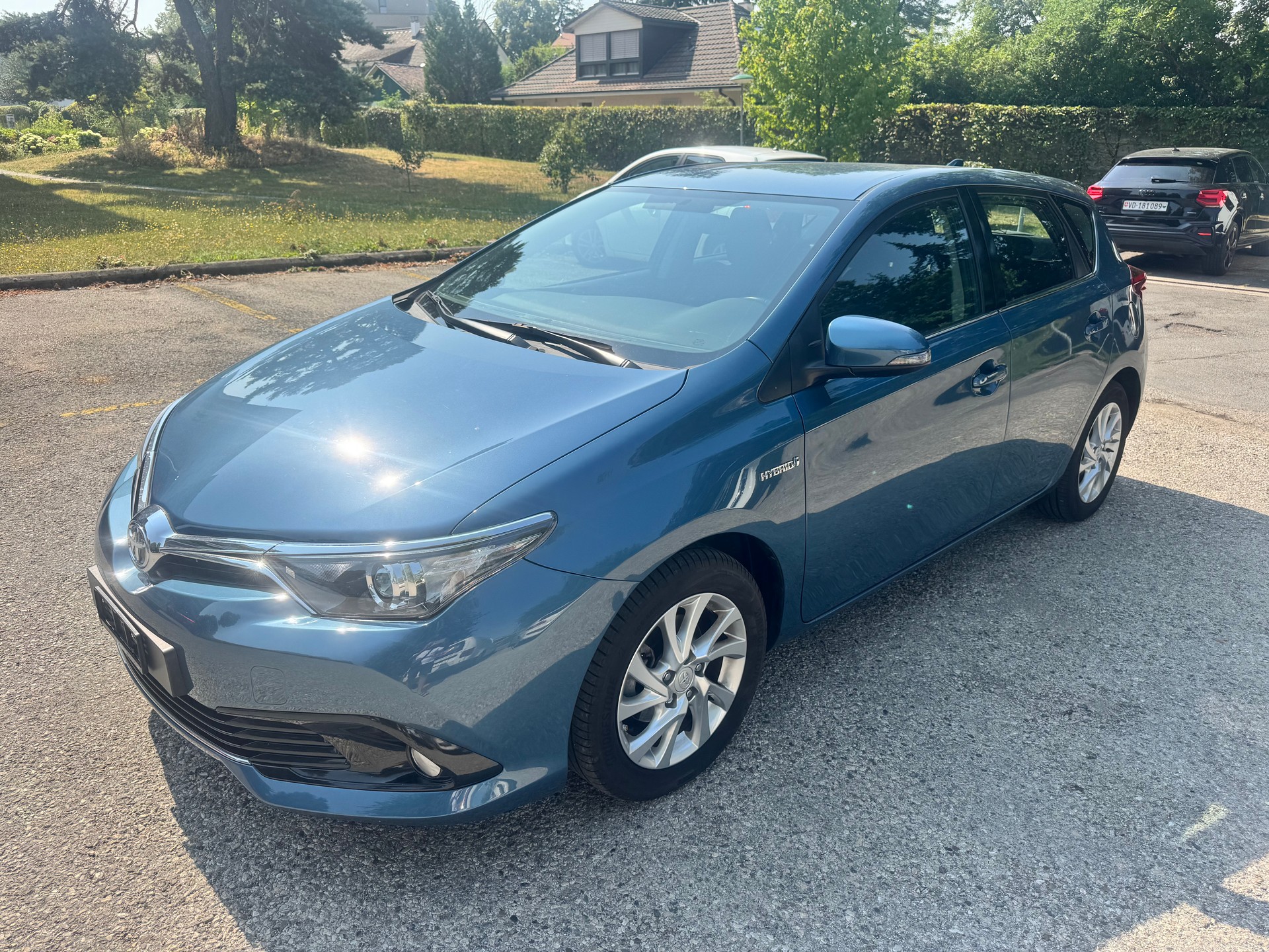 TOYOTA Auris 1.8 HSD Style e-CVT-image-2