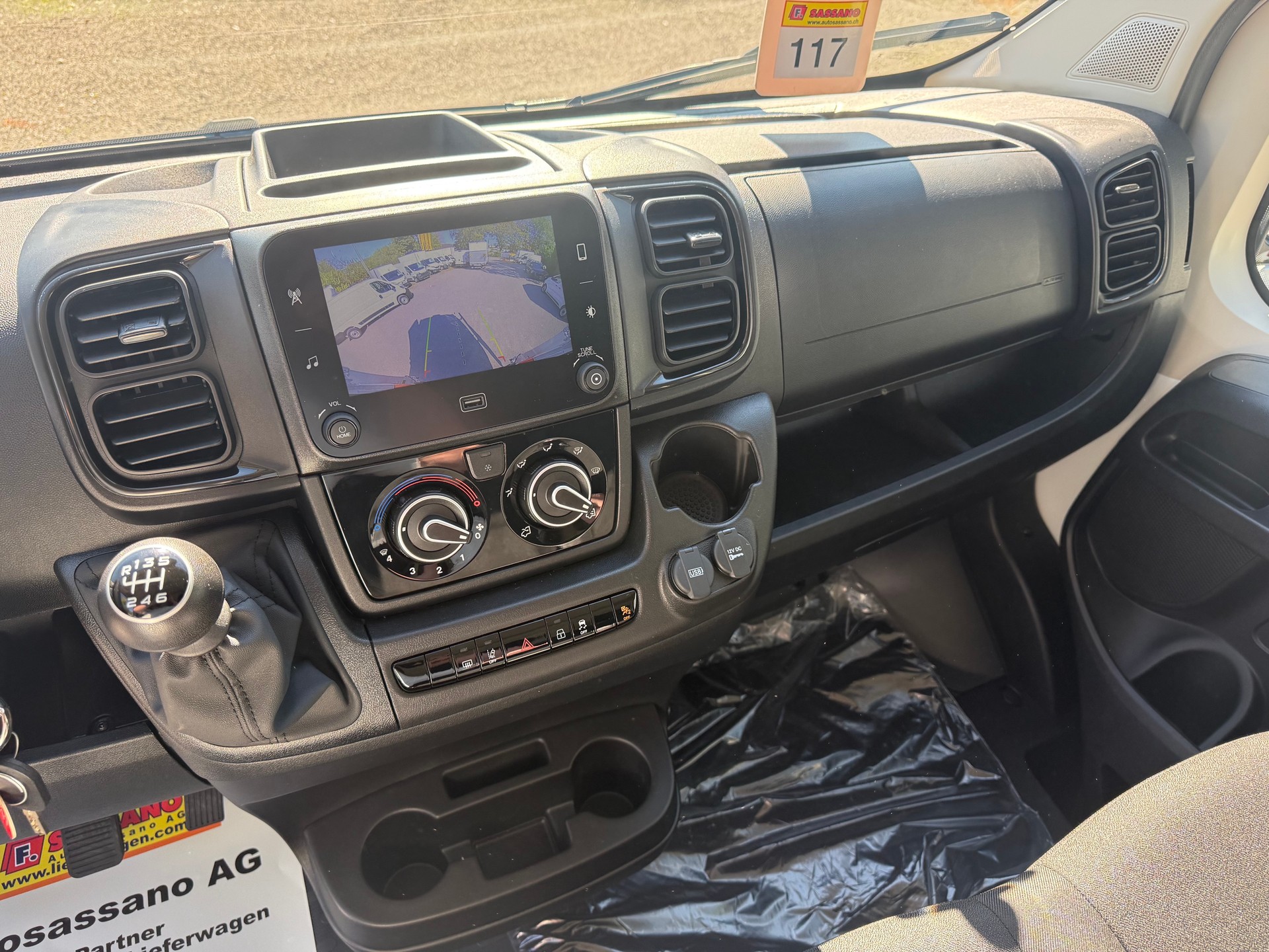 PEUGEOT Boxer 335 2.2 BlueHDI 140 L2H2 Apple Carplay & Android Auto-image-2