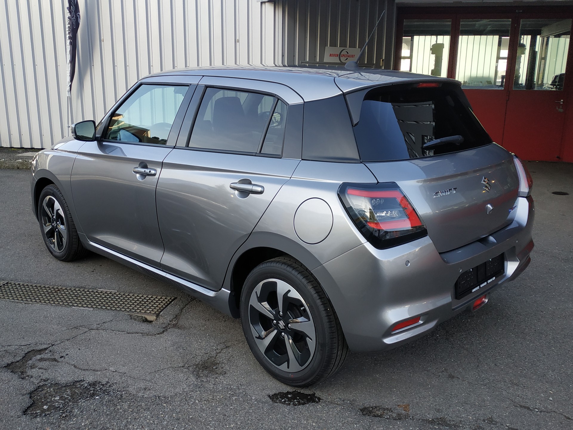 SUZUKI Swift 1.2 Compact Top Hybrid CVT MY25-showroom-element-3