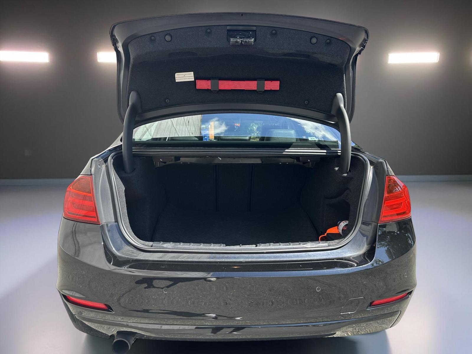 BMW 320i xDrive Steptronic-image-5
