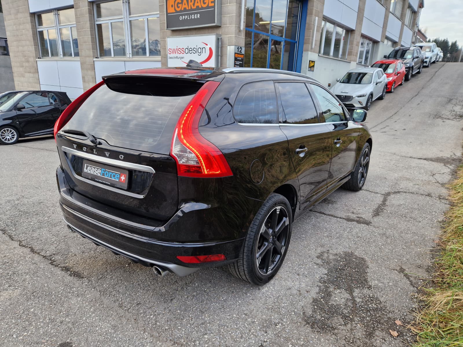 VOLVO XC60 D4 AWD Momentum R-Design Geartronic-image-2