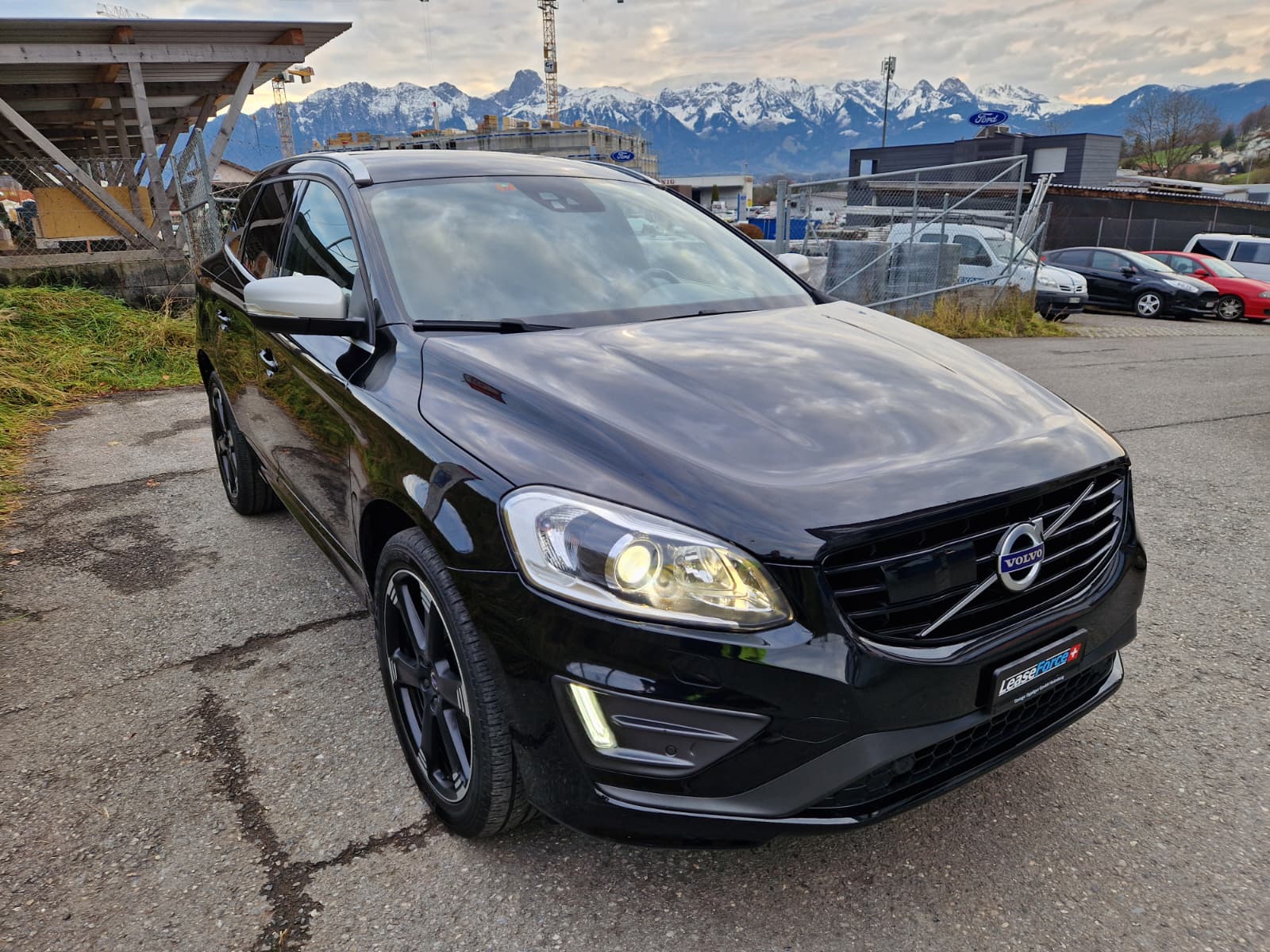 VOLVO XC60 D4 AWD Momentum R-Design Geartronic-image-1