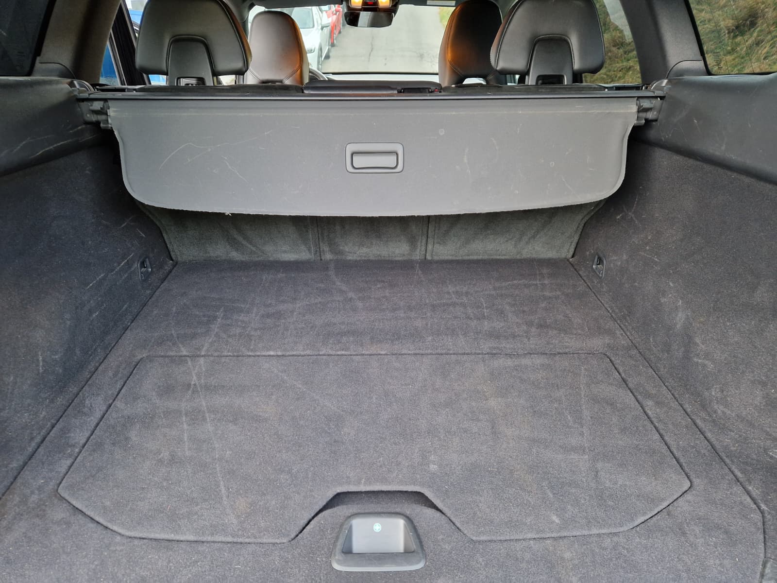 VOLVO XC60 D4 AWD Momentum R-Design Geartronic-image-4