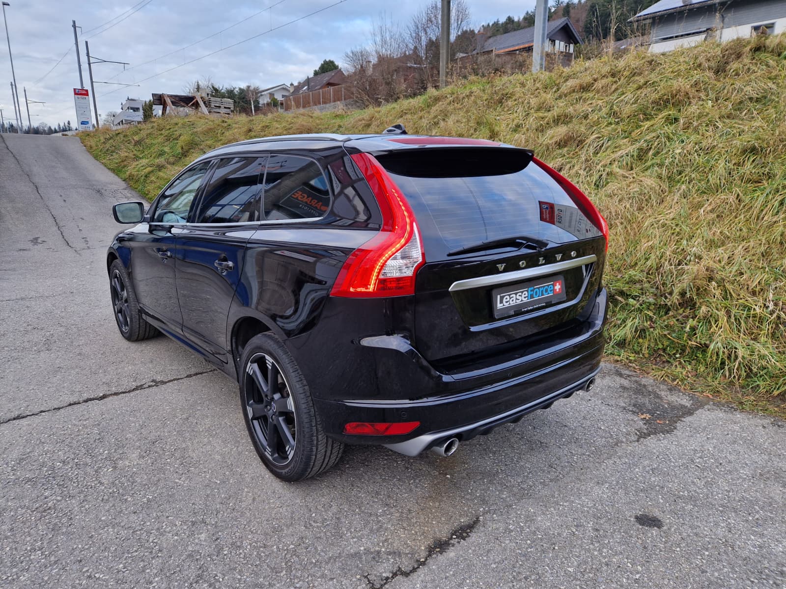 VOLVO XC60 D4 AWD Momentum R-Design Geartronic-image-3