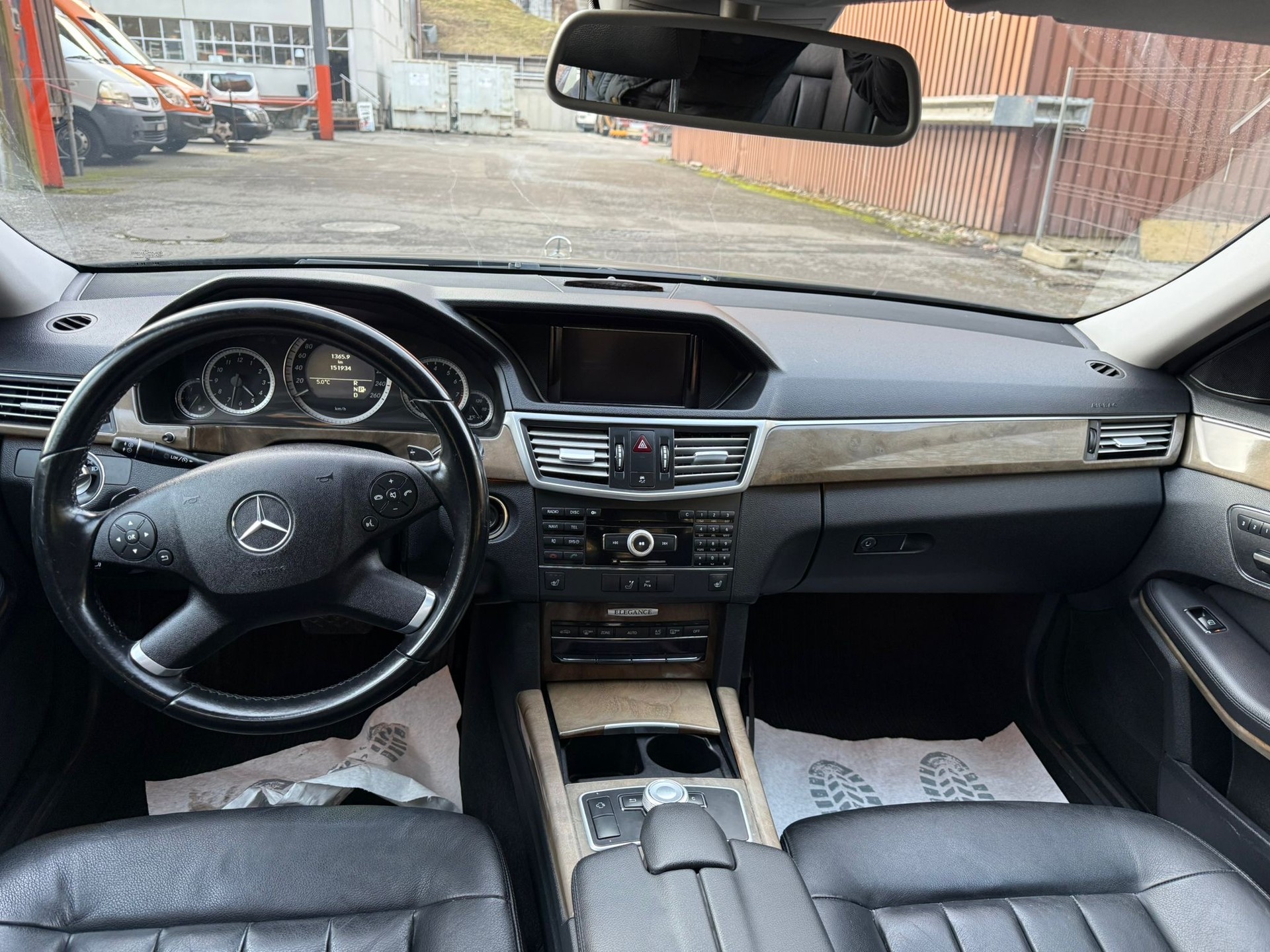 MERCEDES-BENZ E 350 CGI BlueEfficiency 7G-Tronic-image-6