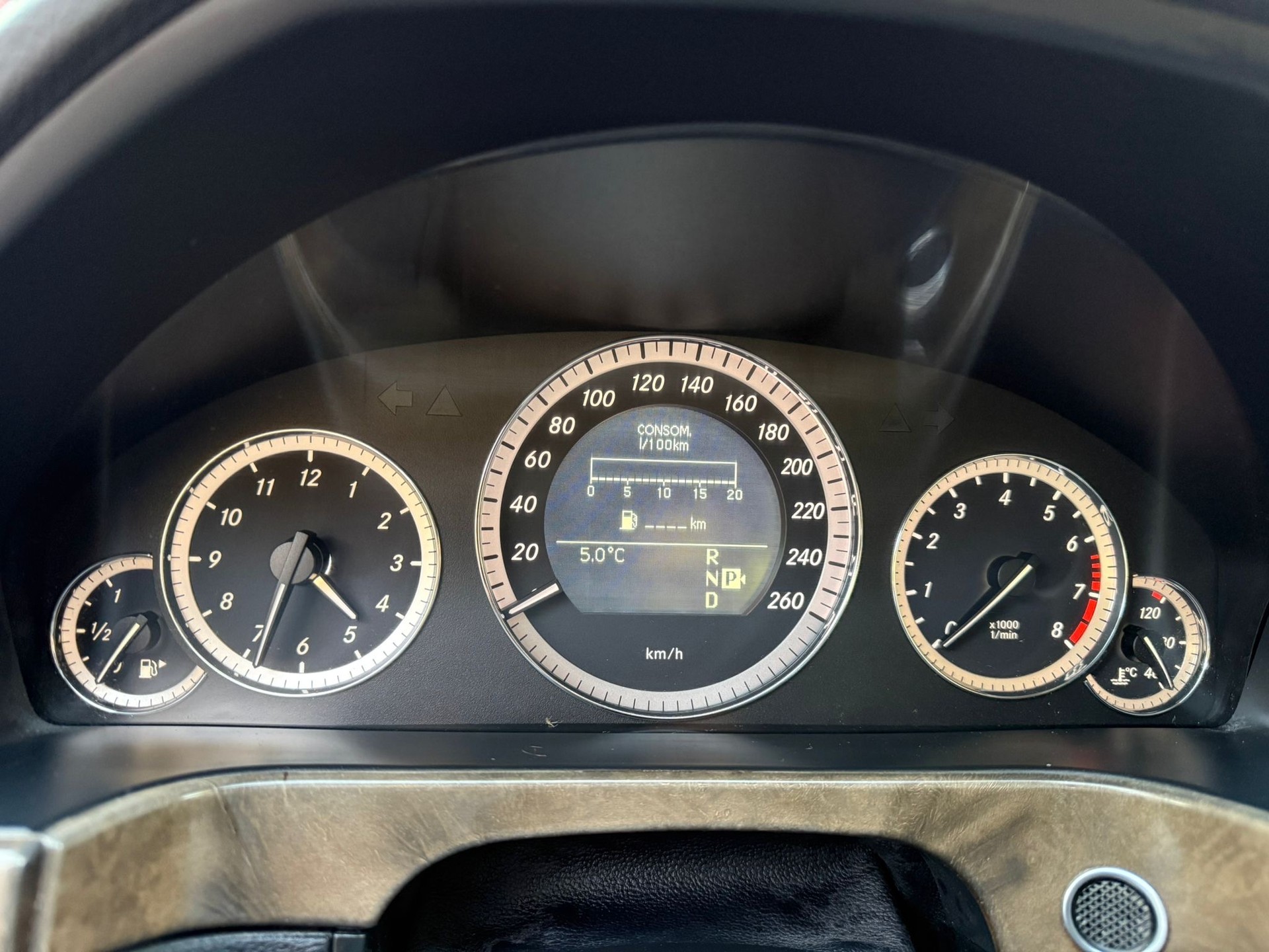 MERCEDES-BENZ E 350 CGI BlueEfficiency 7G-Tronic-image-7