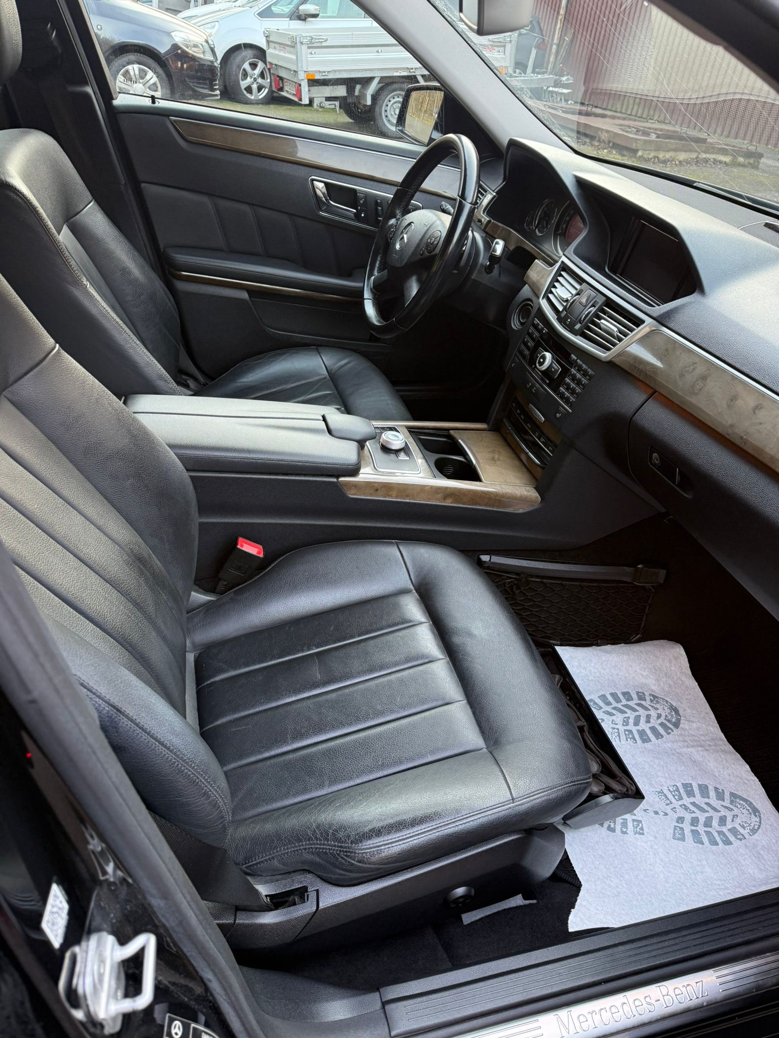 MERCEDES-BENZ E 350 CGI BlueEfficiency 7G-Tronic-image-5
