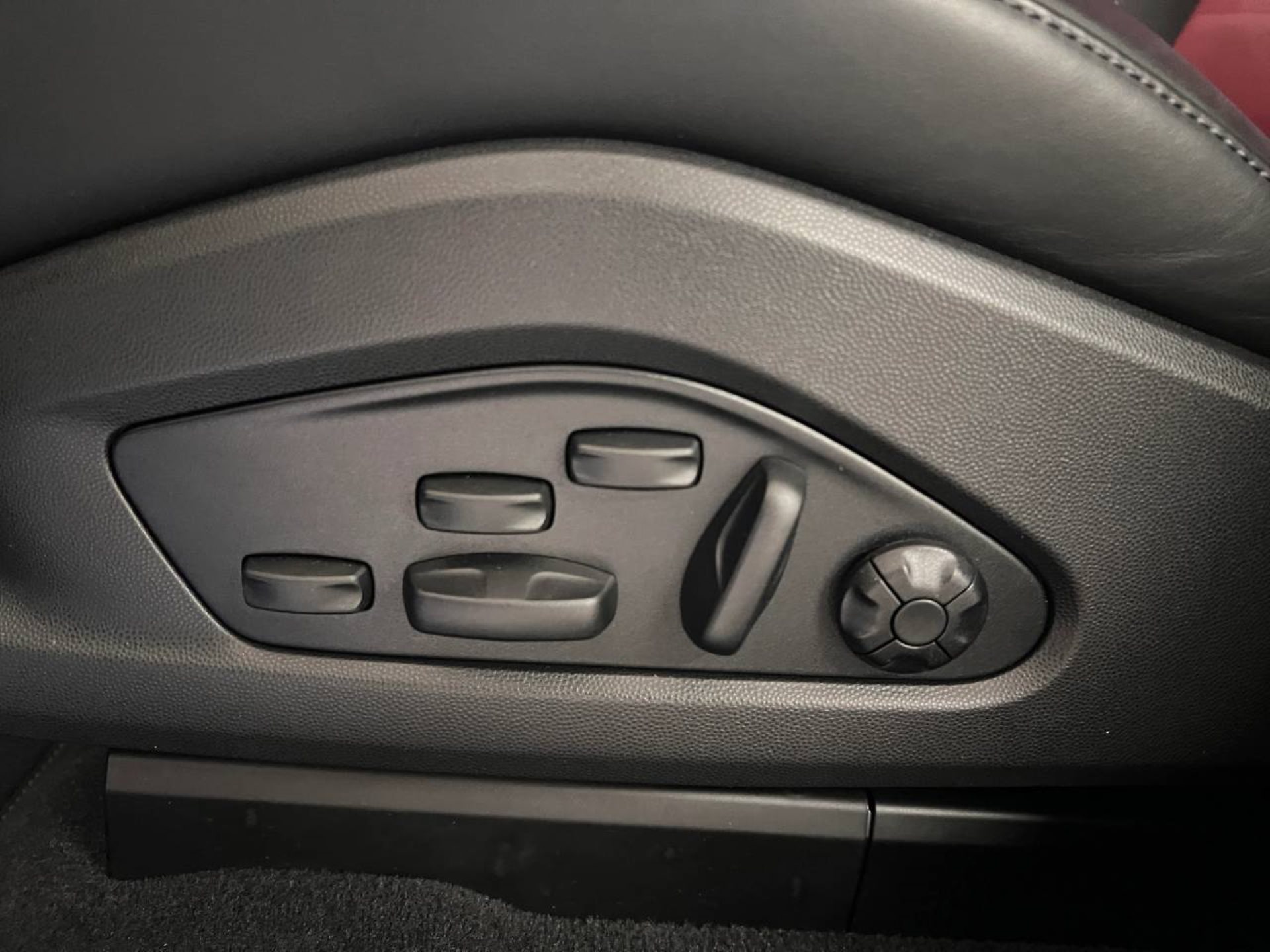 PORSCHE Macan Turbo-image-20