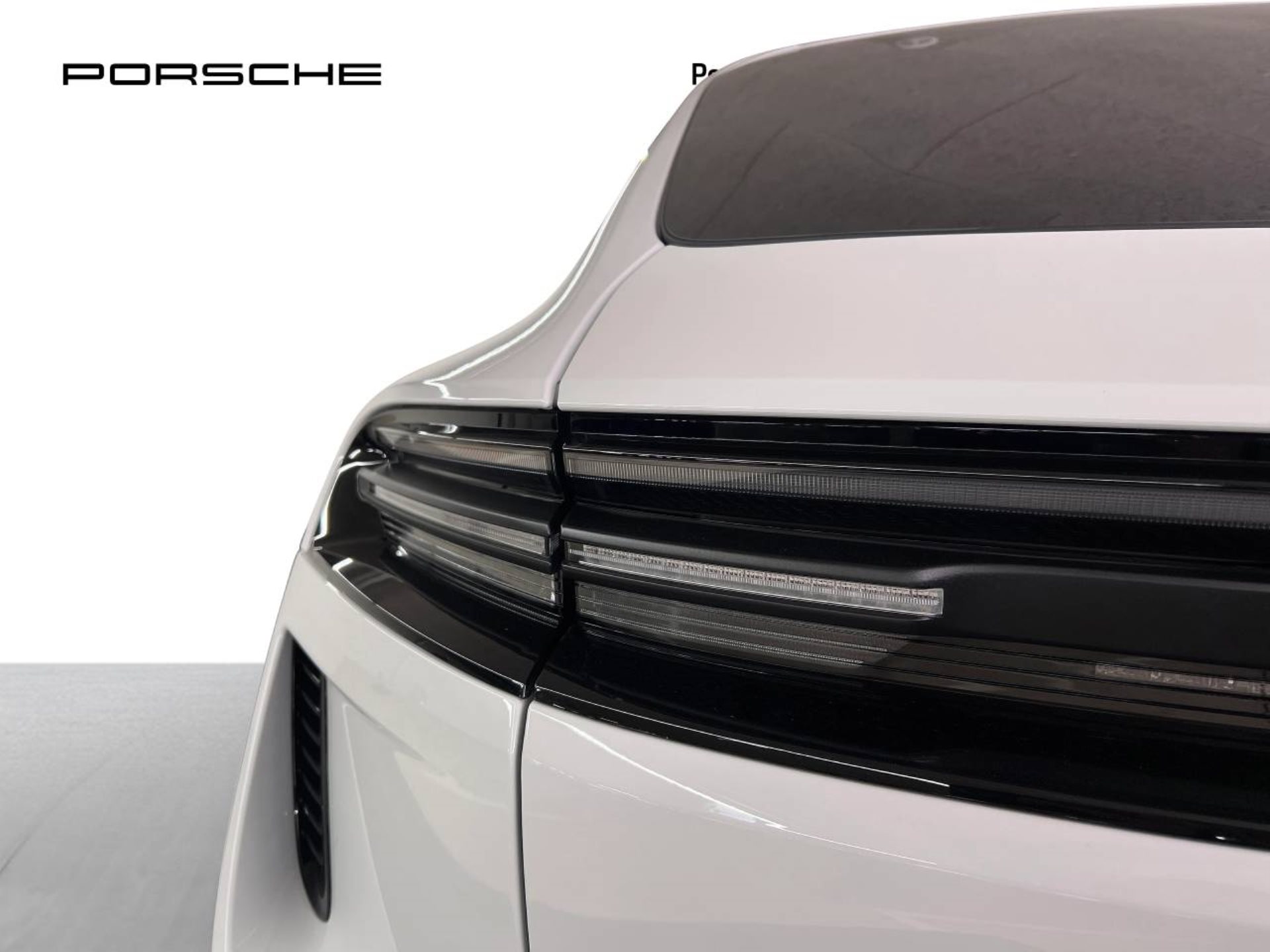 PORSCHE Macan Turbo-image-12