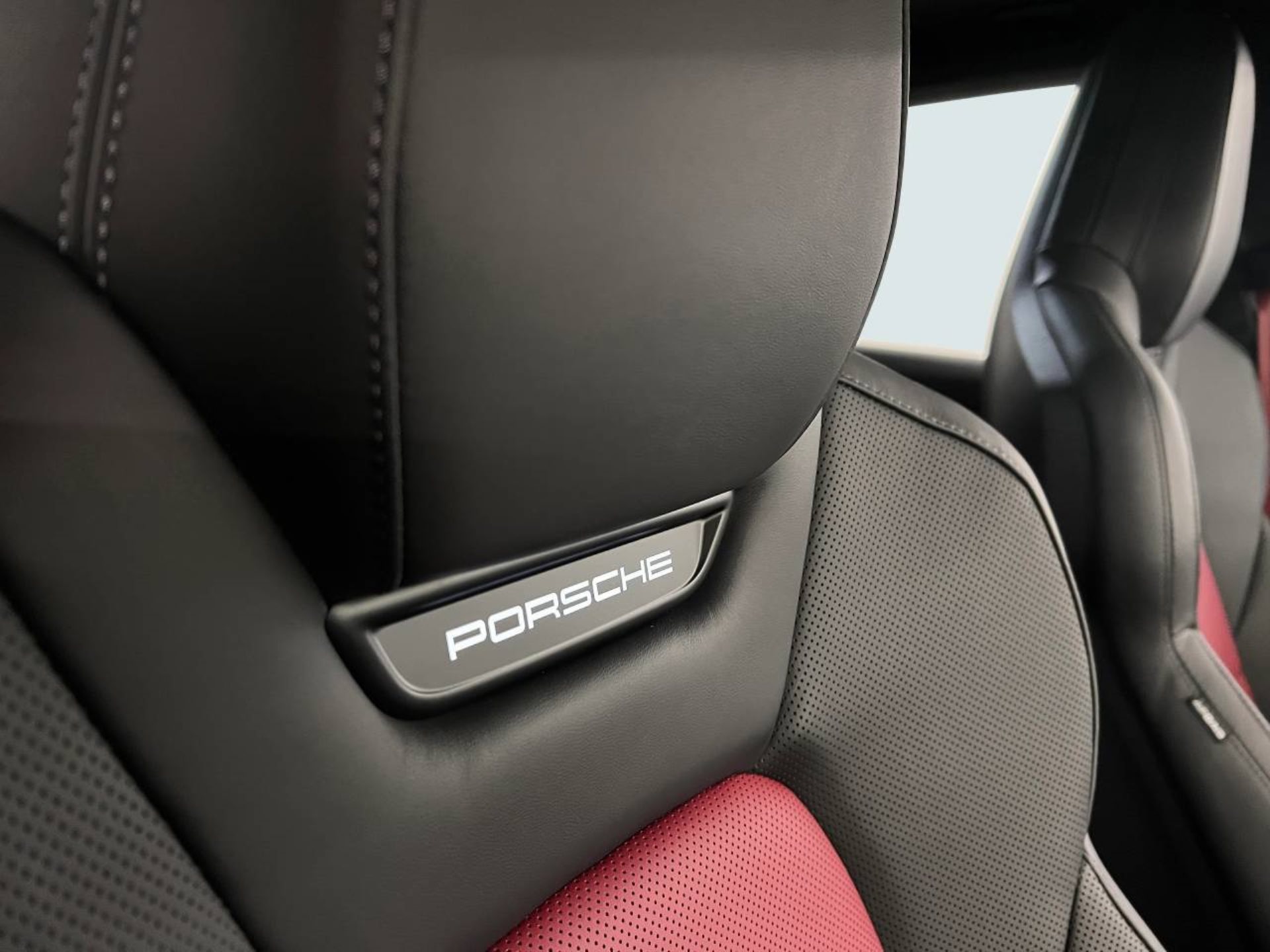 PORSCHE Macan Turbo-image-19