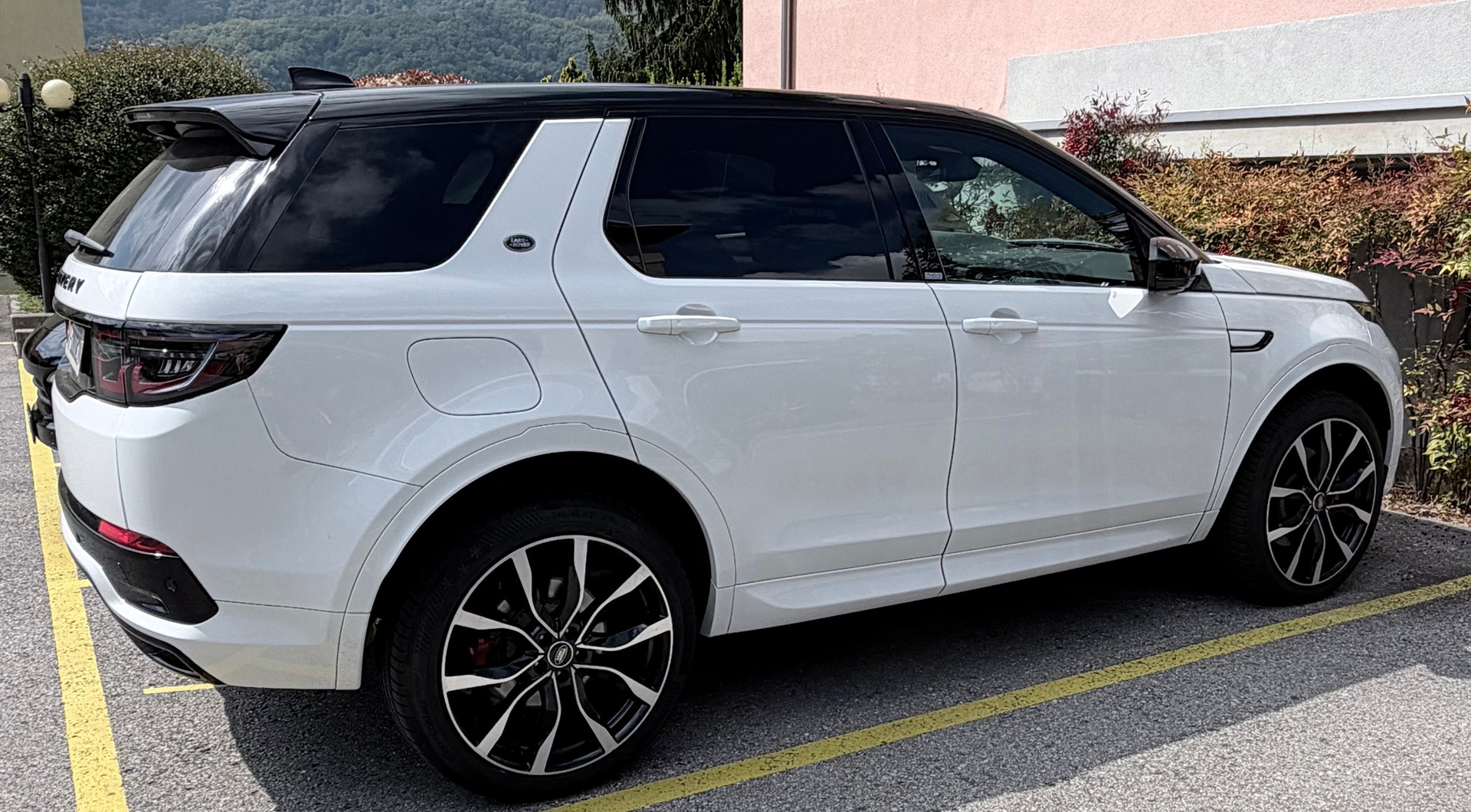 LAND ROVER Discovery Sport R Dyn P300e 1.5 PHEV SE AT8-image-1