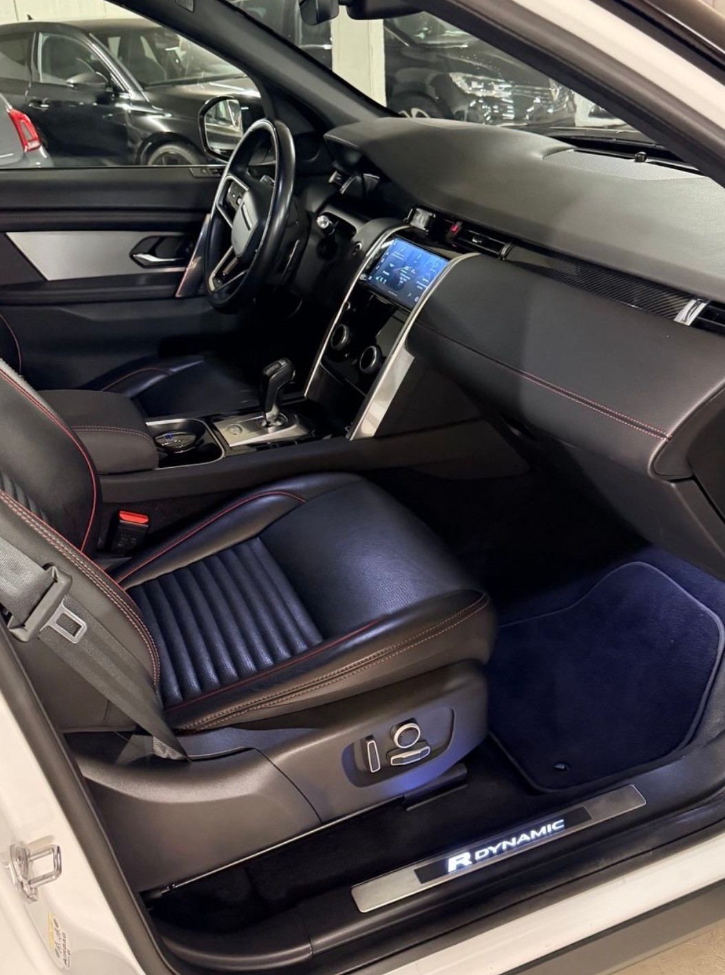 LAND ROVER Discovery Sport R Dyn P300e 1.5 PHEV SE AT8-image-3