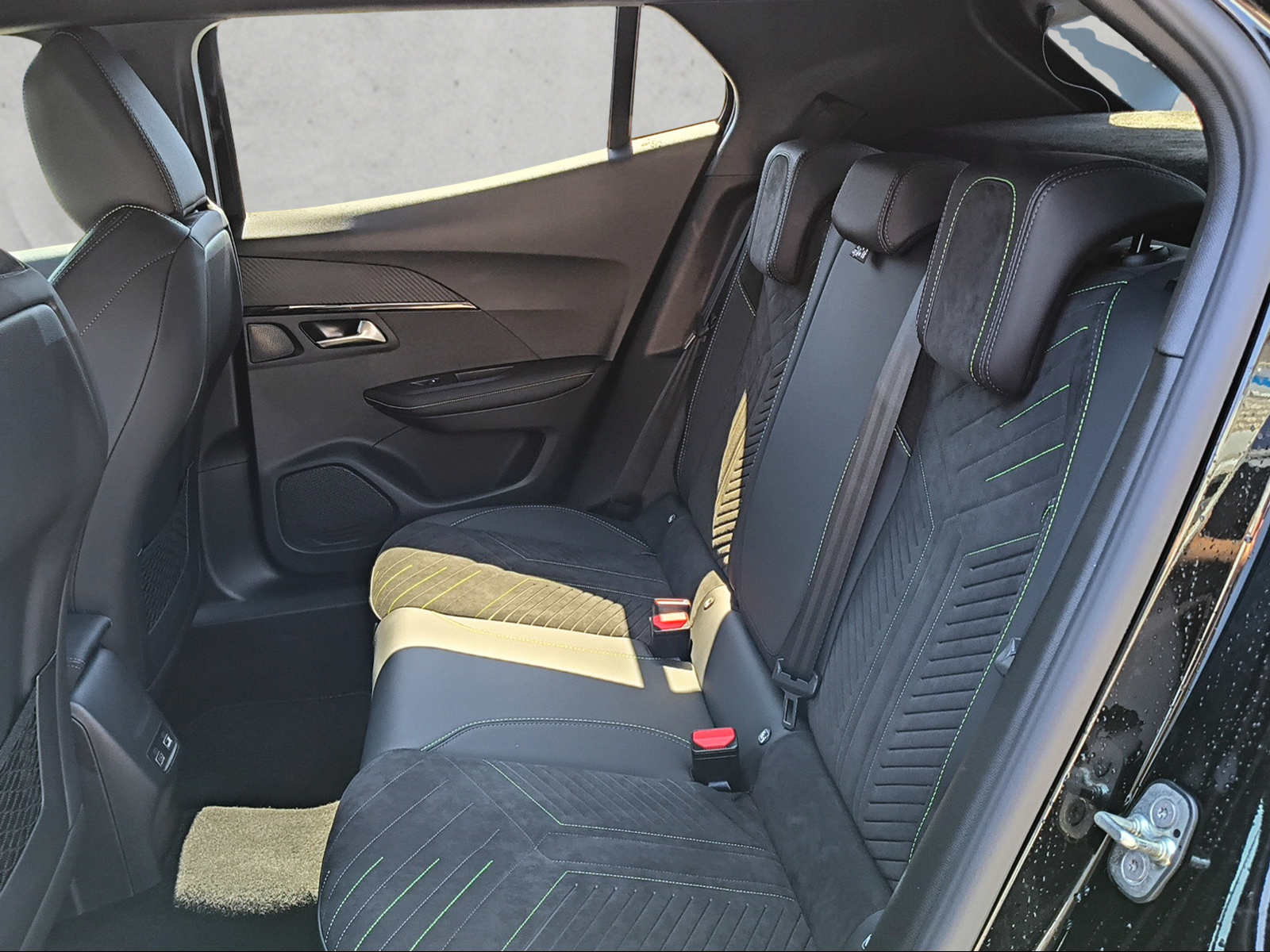 PEUGEOT 2008 1.2 Hybrid 145 GT-image-9