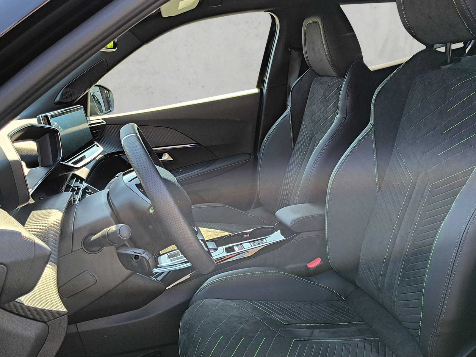 PEUGEOT 2008 1.2 Hybrid 145 GT-image-10